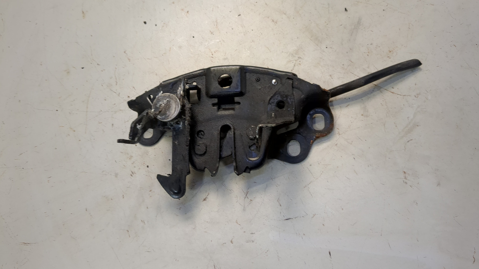 Замок капота