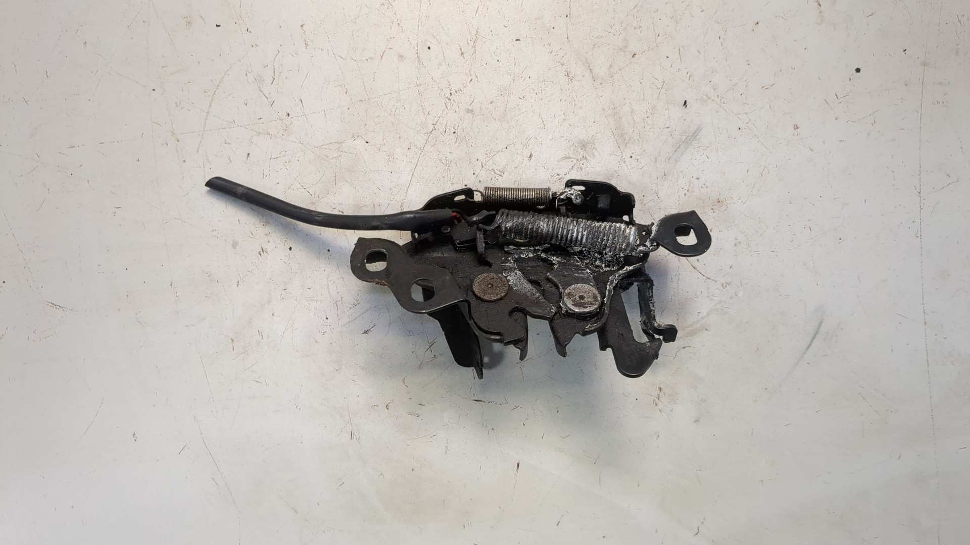 Замок капота