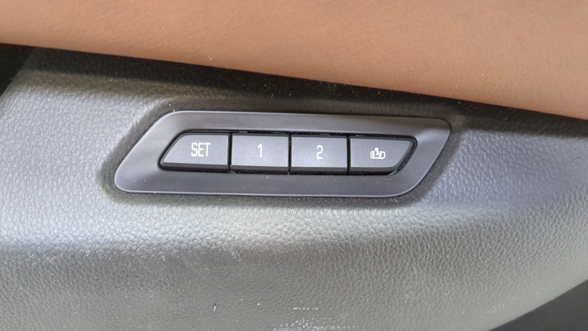 Обшивка двери передней левой