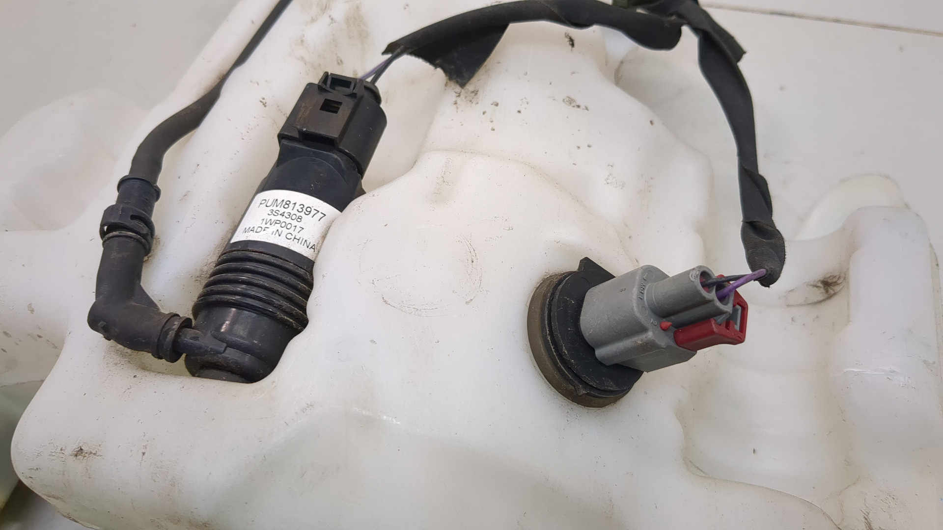 Бачок омывателя лобового стекла