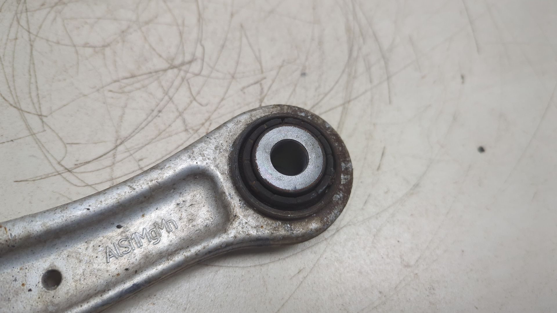 Рычаг задний левый