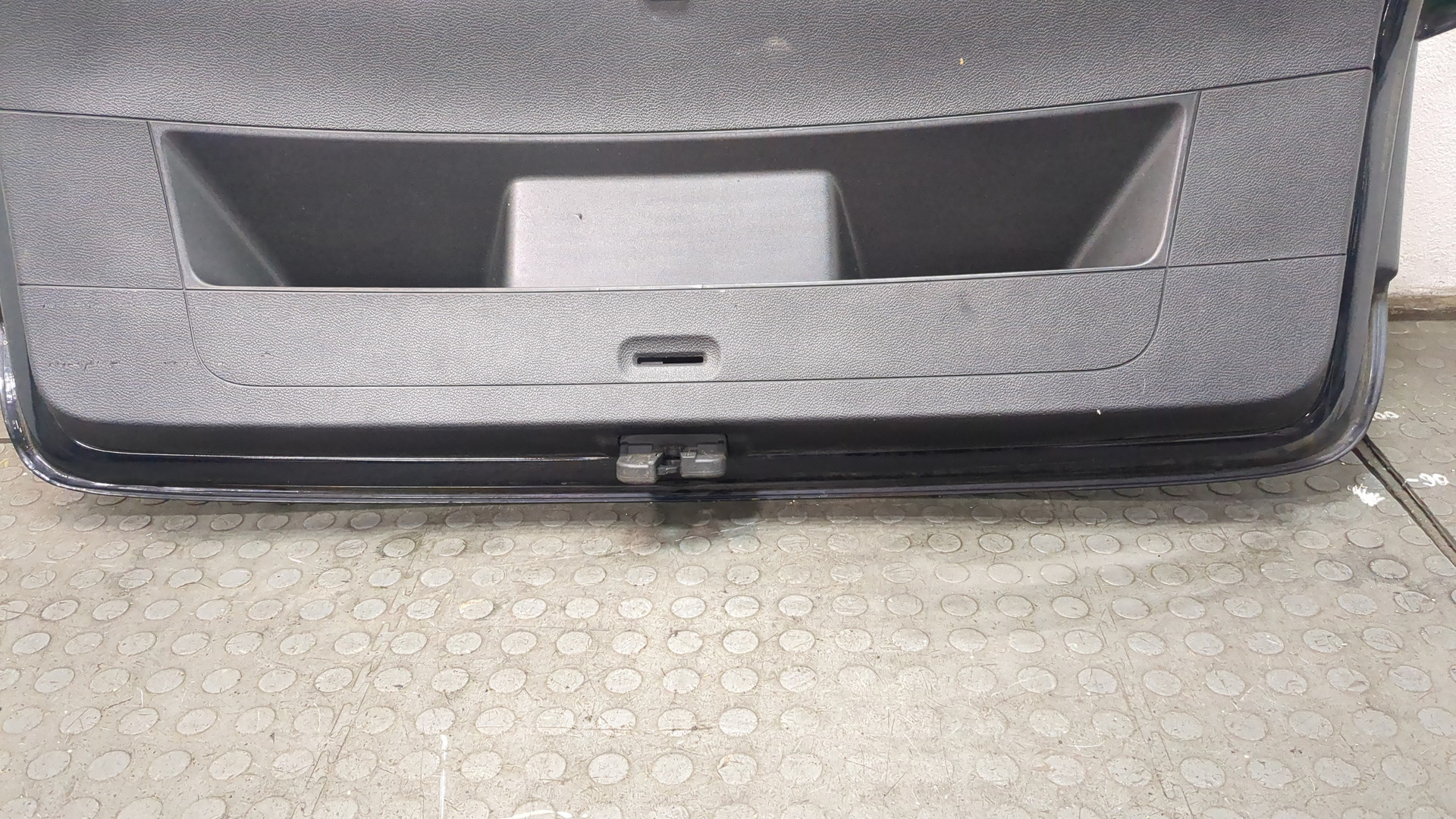 Дверь багажника