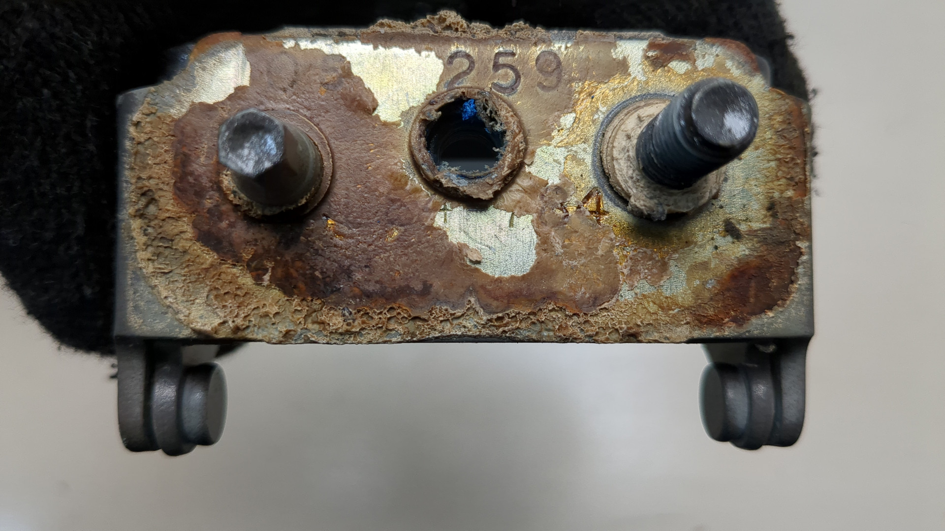 Петля крышки багажника