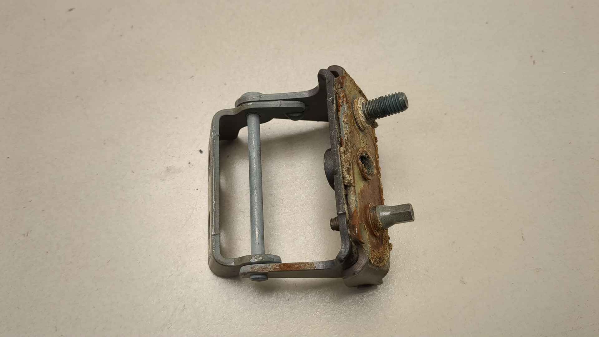 Петля крышки багажника