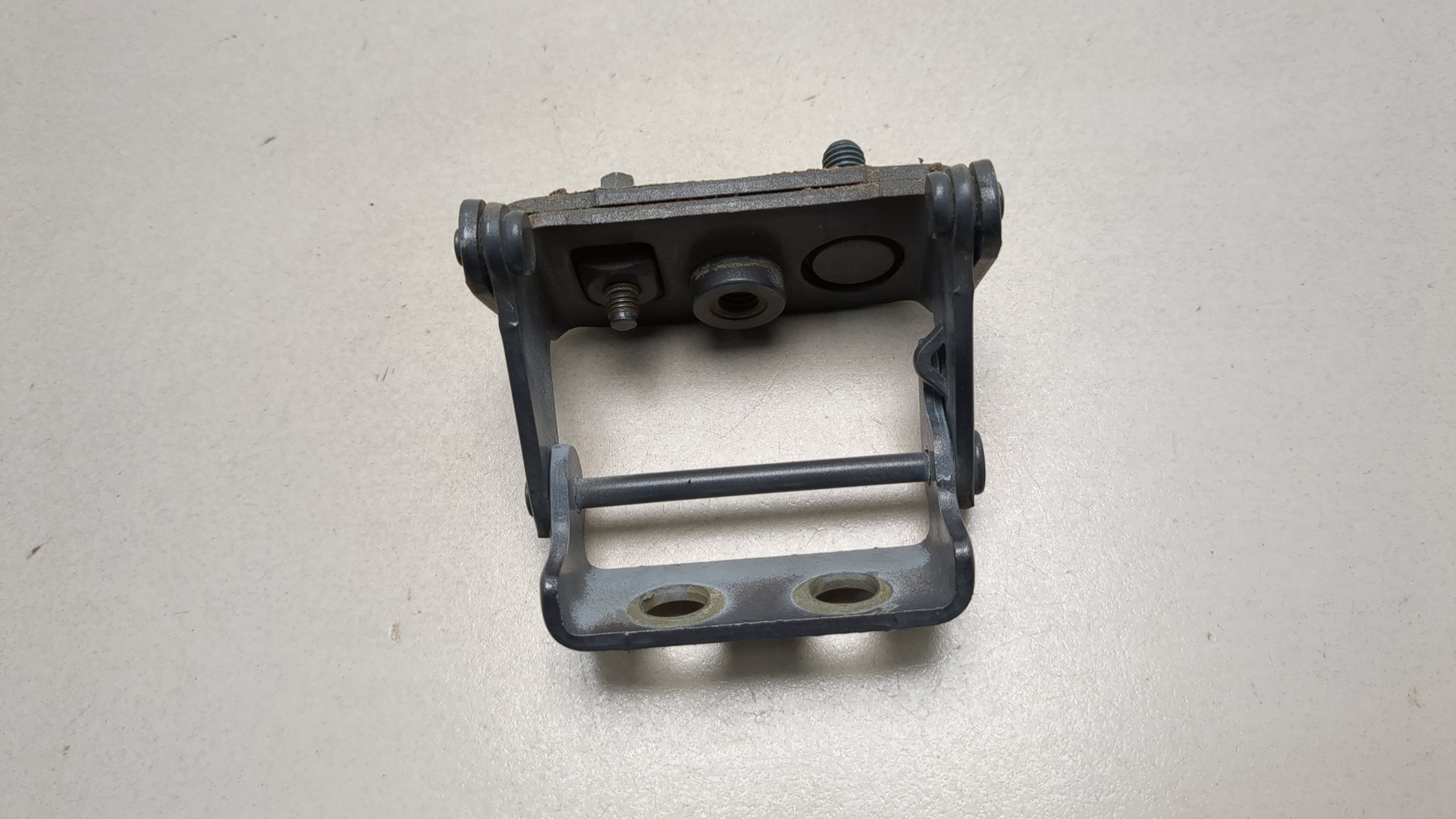 Петля крышки багажника