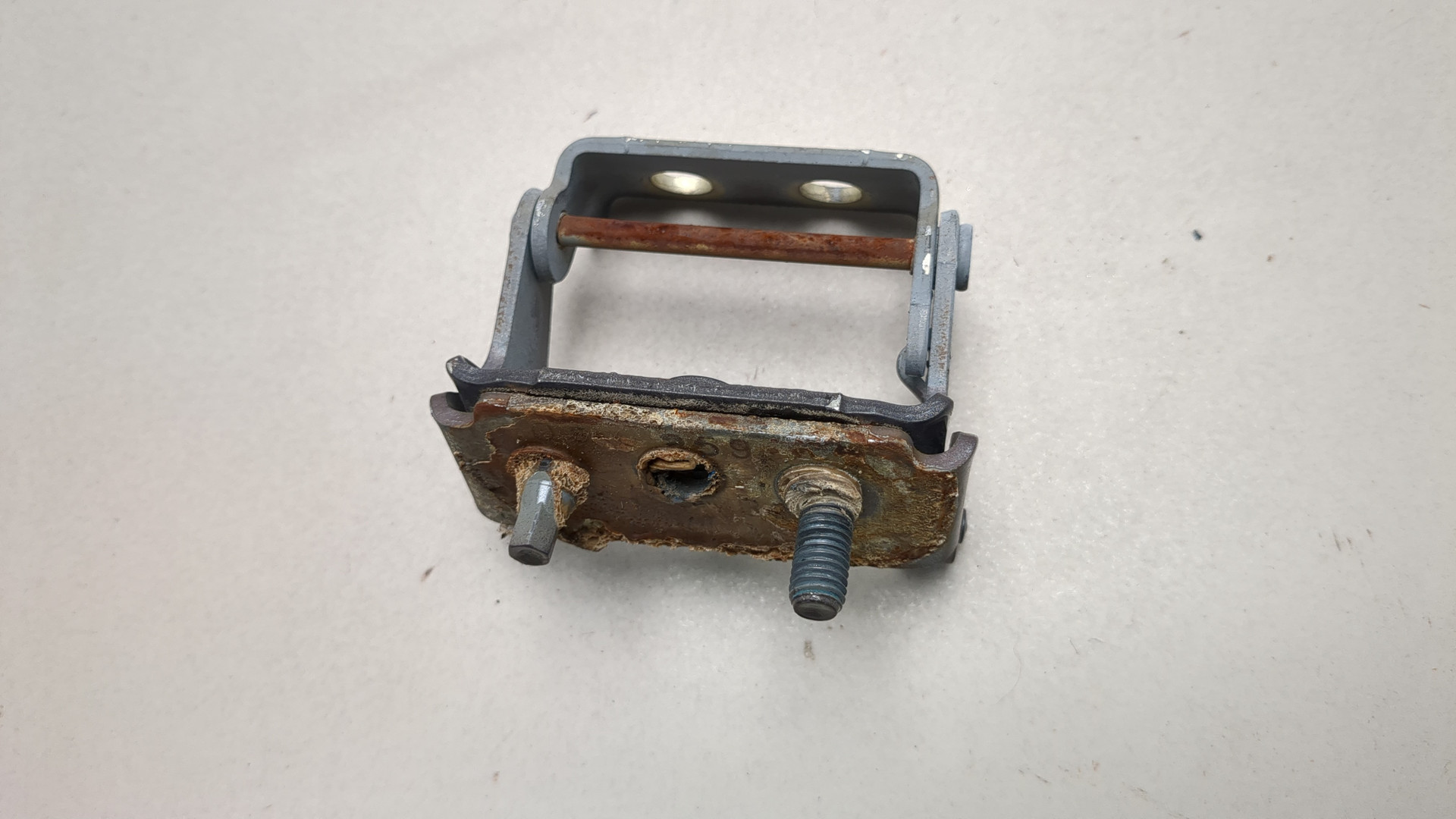 Петля крышки багажника