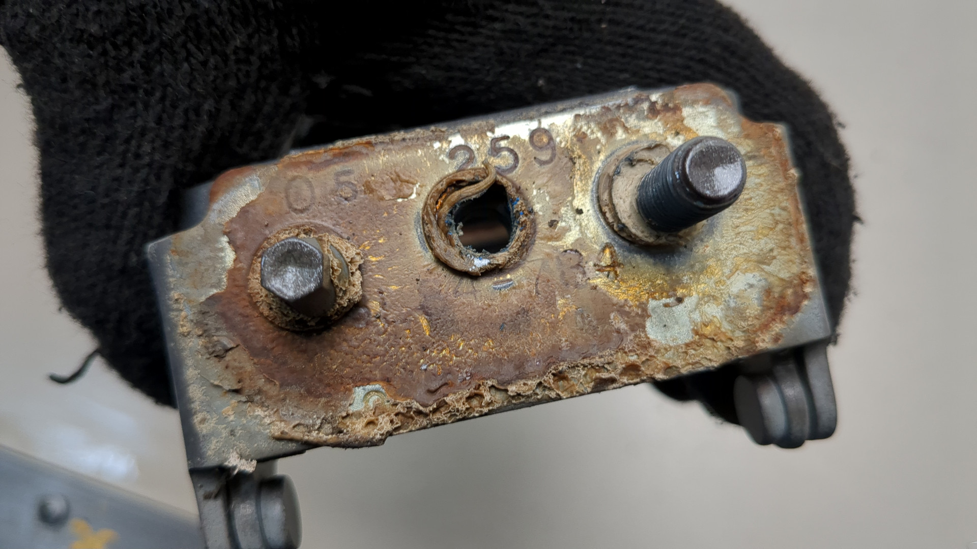 Петля крышки багажника