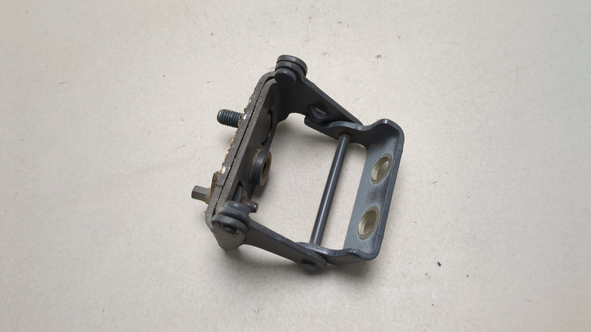 Петля крышки багажника