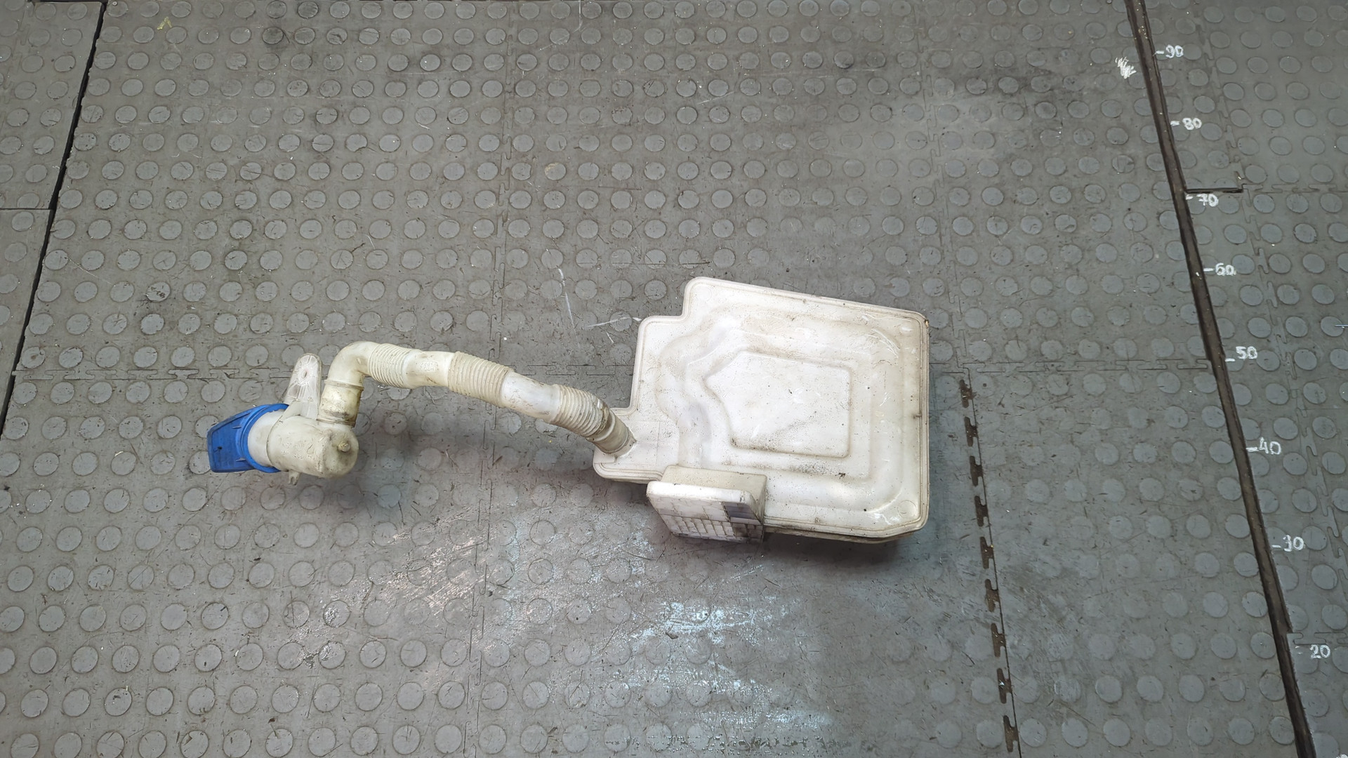 Бачок омывателя лобового стекла