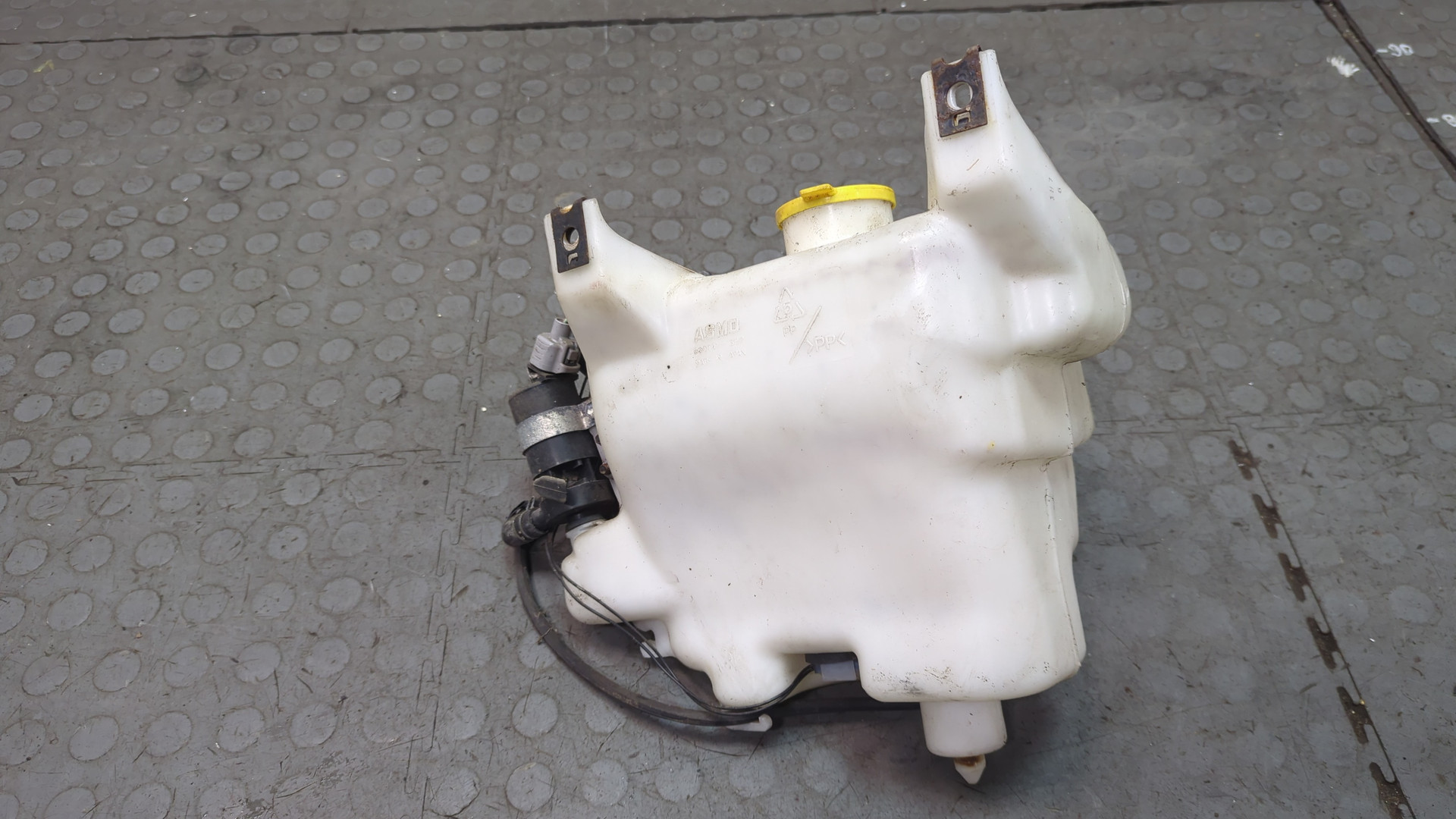 Бачок омывателя лобового стекла