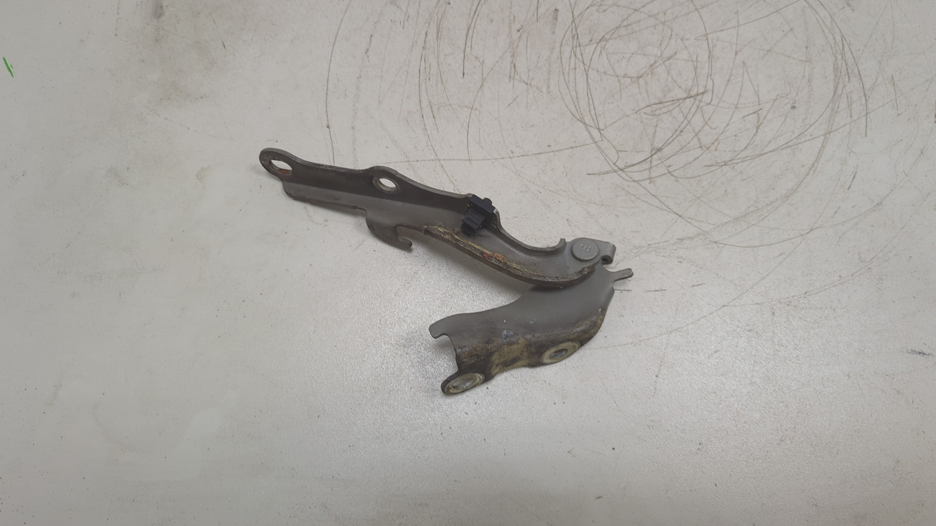 Петля капота правая