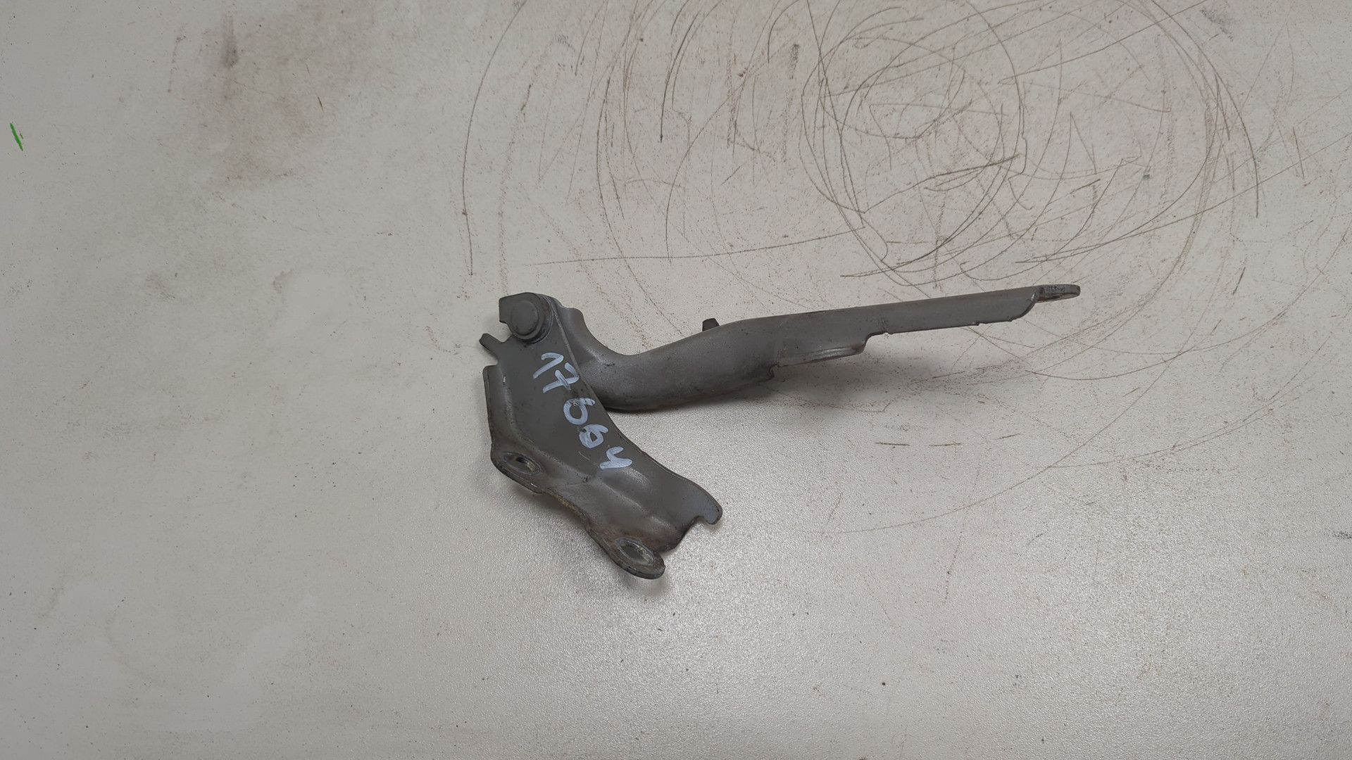 Петля капота правая