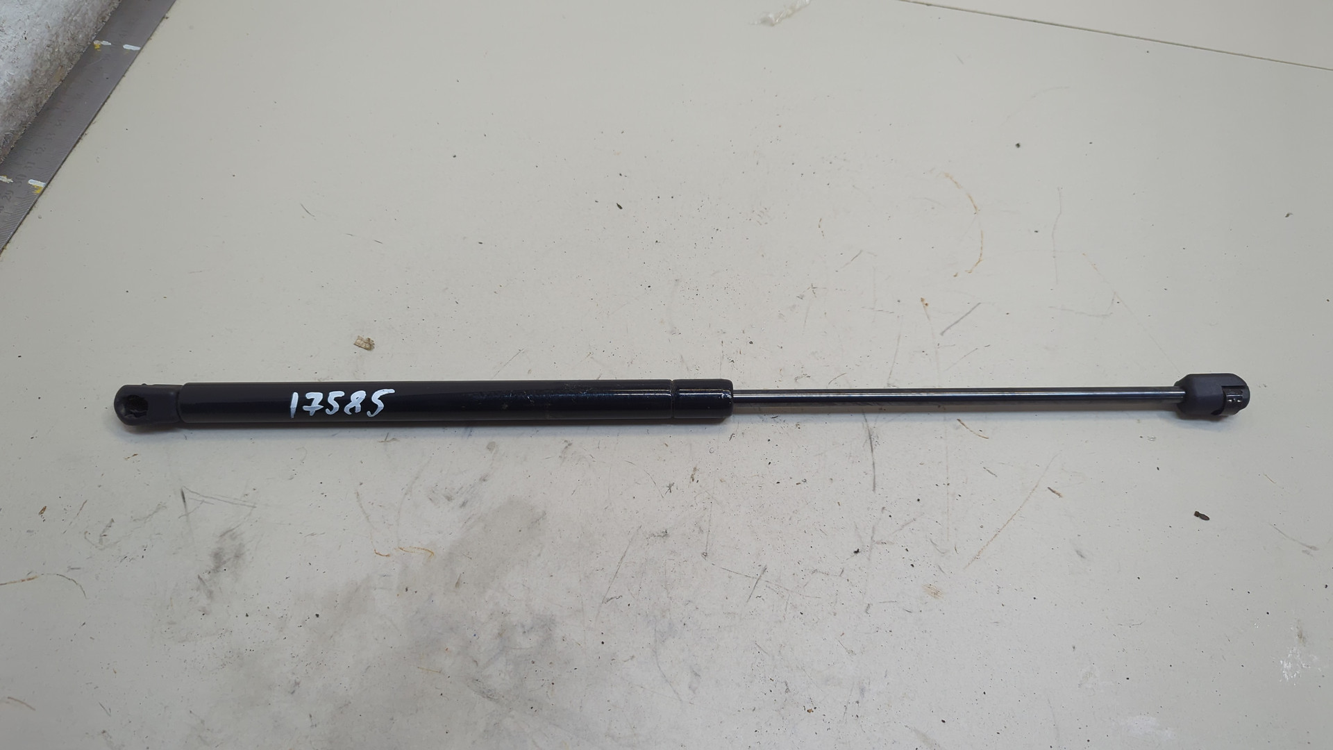 Амортизатор капота