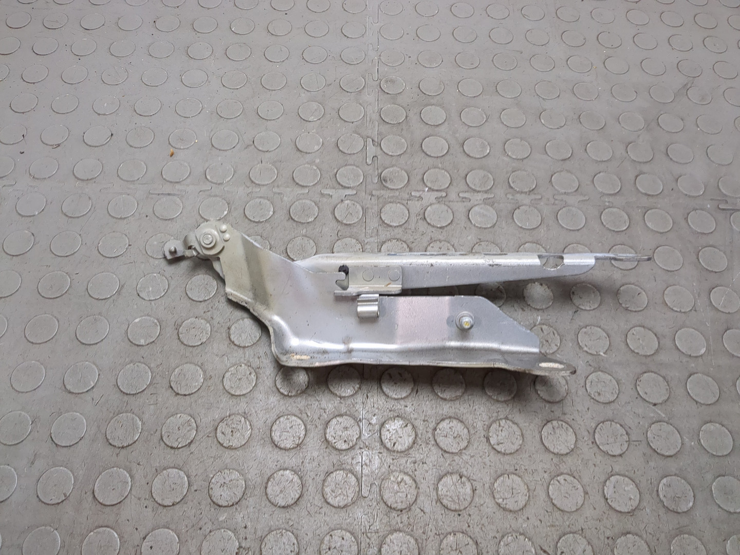 Петля капота правая