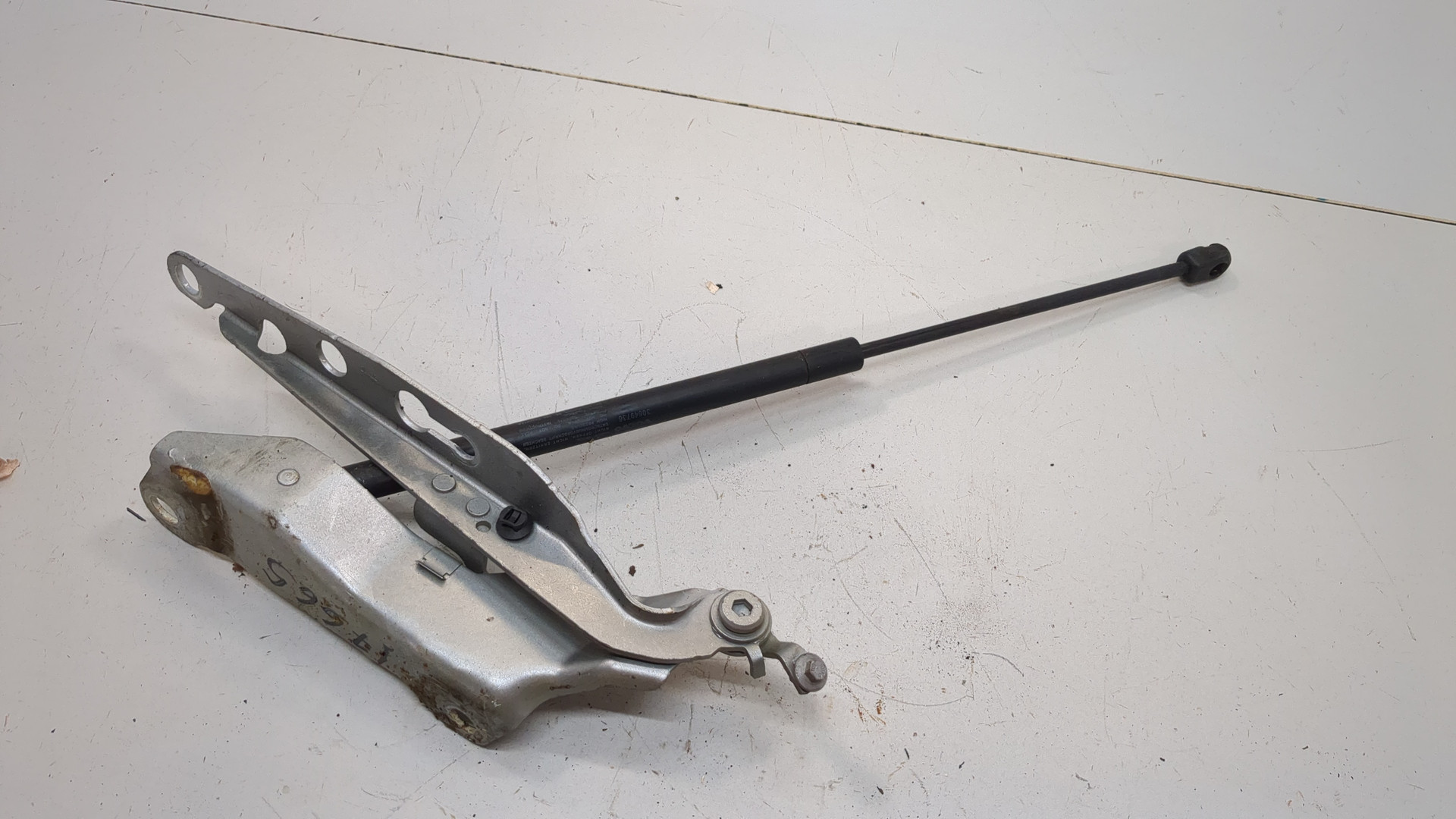 Петля капота правая