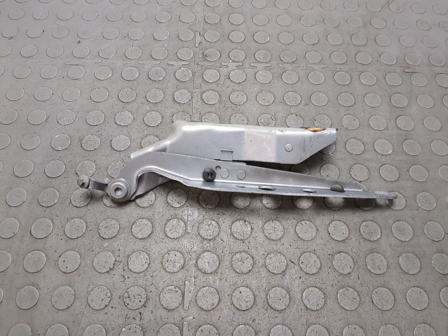 Петля капота правая