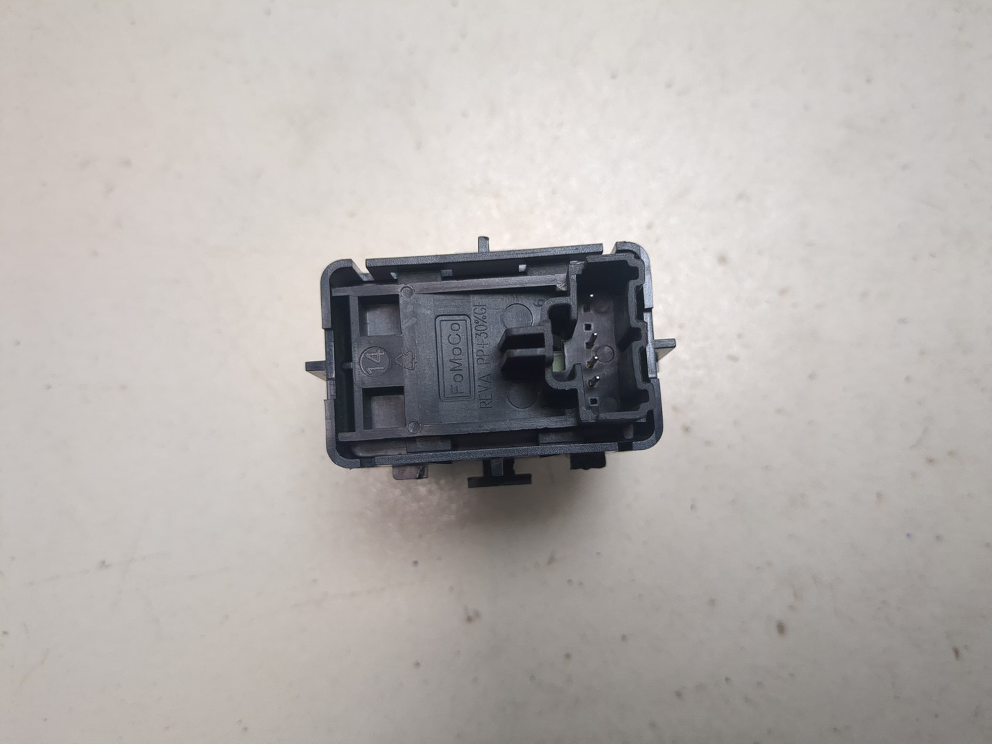 Кнопка стеклоподъемника