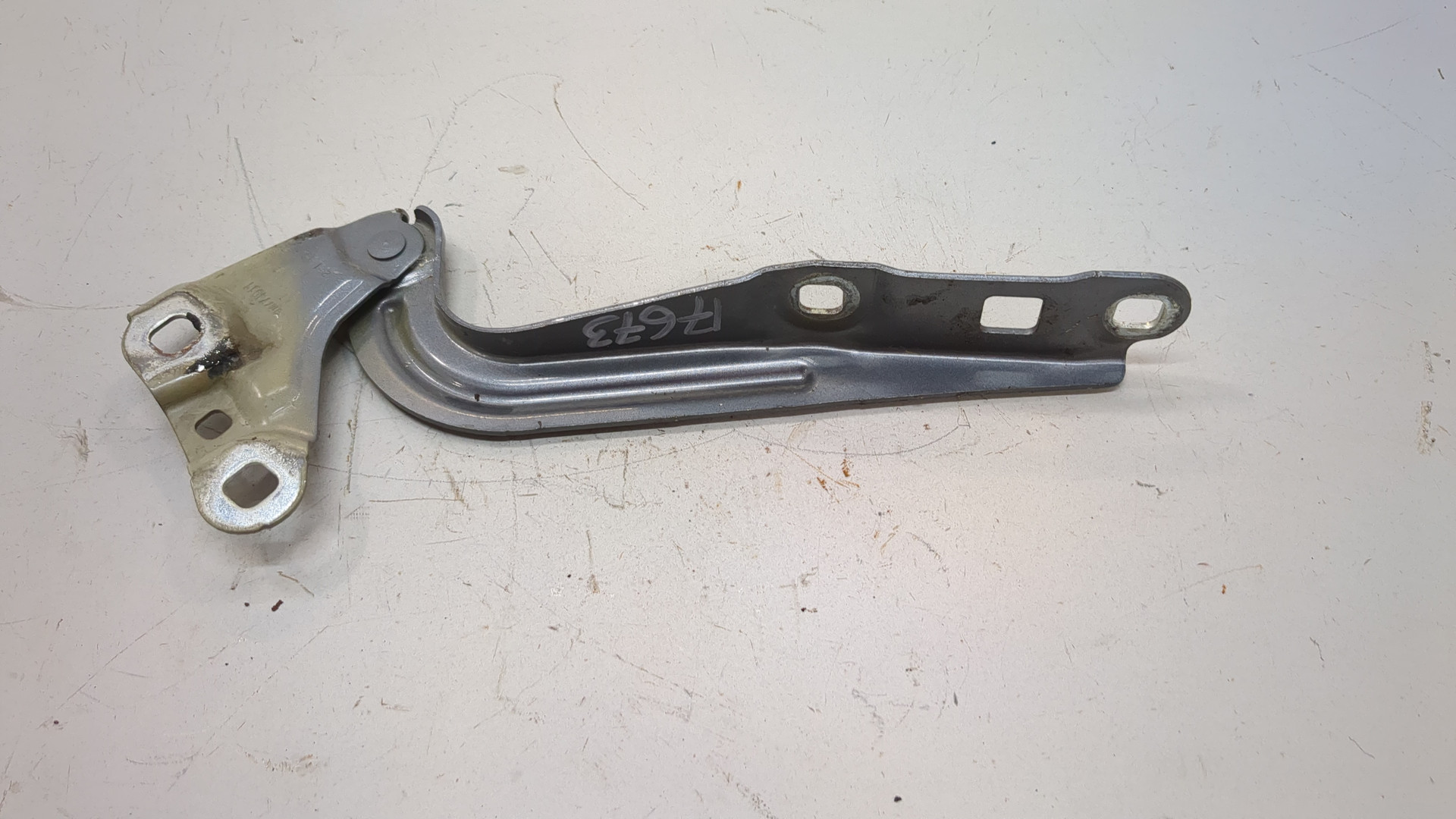 Петля капота левая