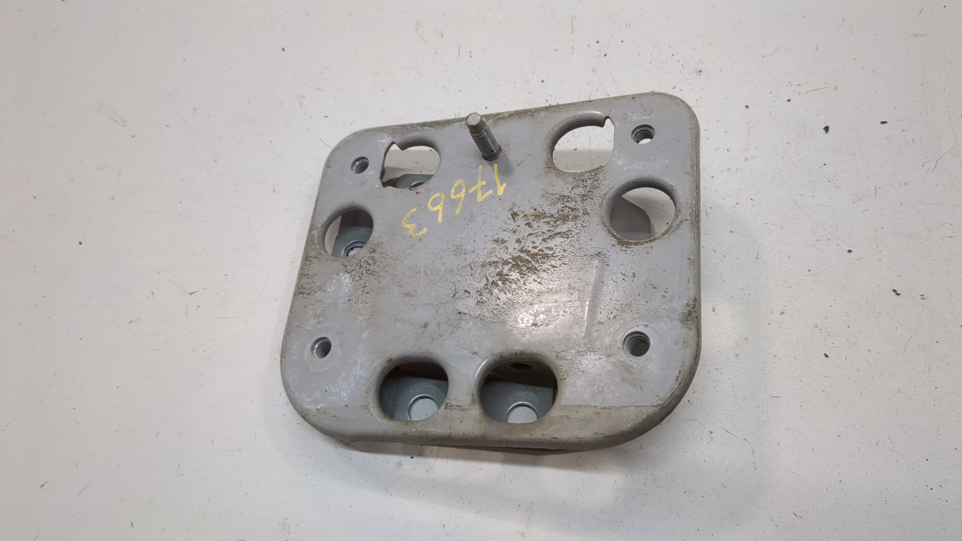 Кронштейн усилителя заднего бампера левый