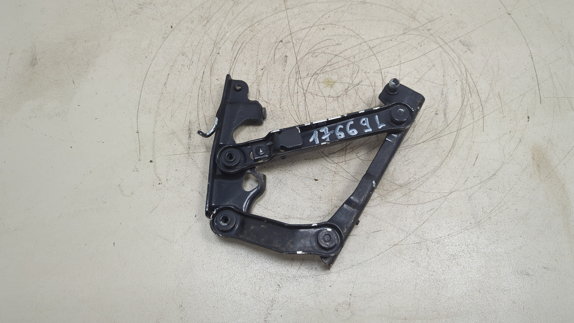 Петля капота левая