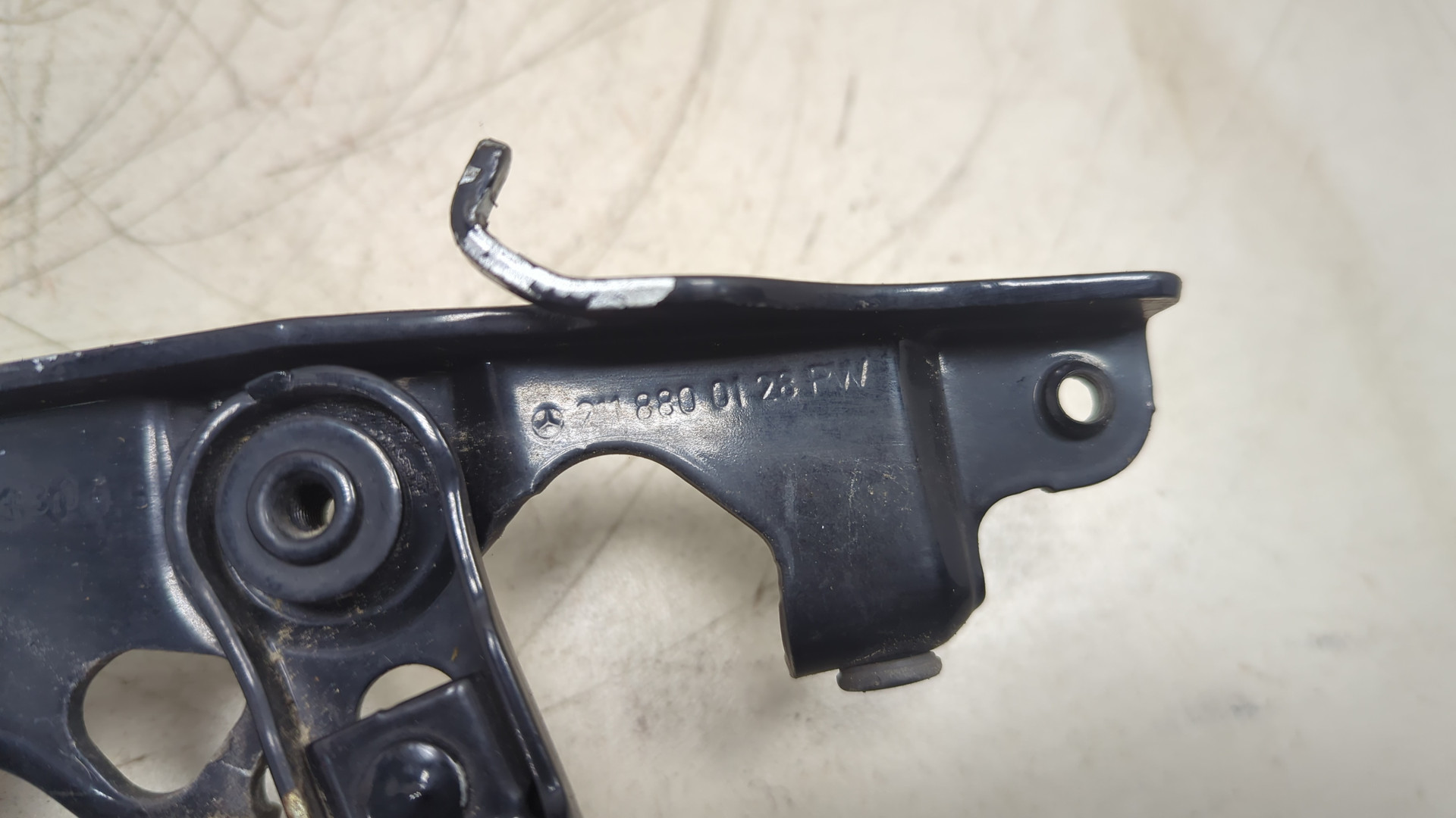 Петля капота левая