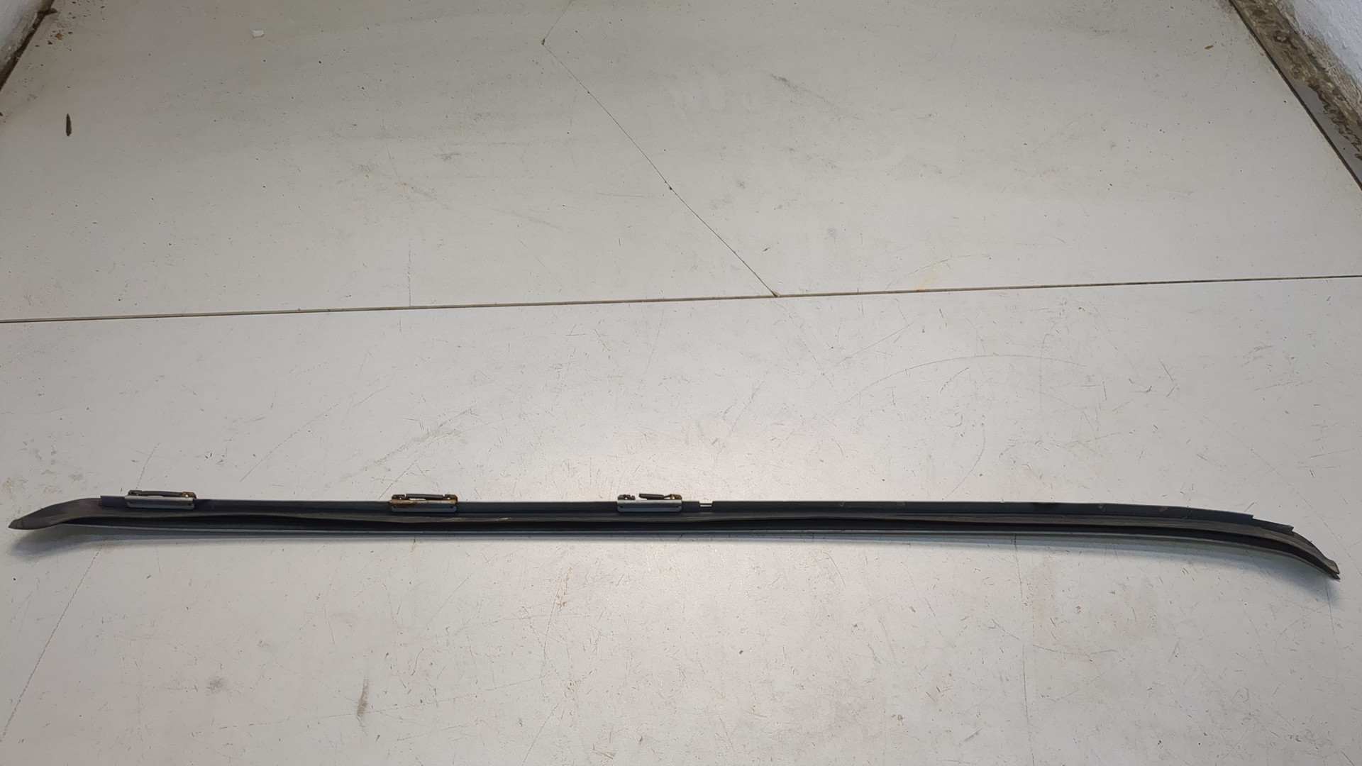 Молдинг лобового стекла