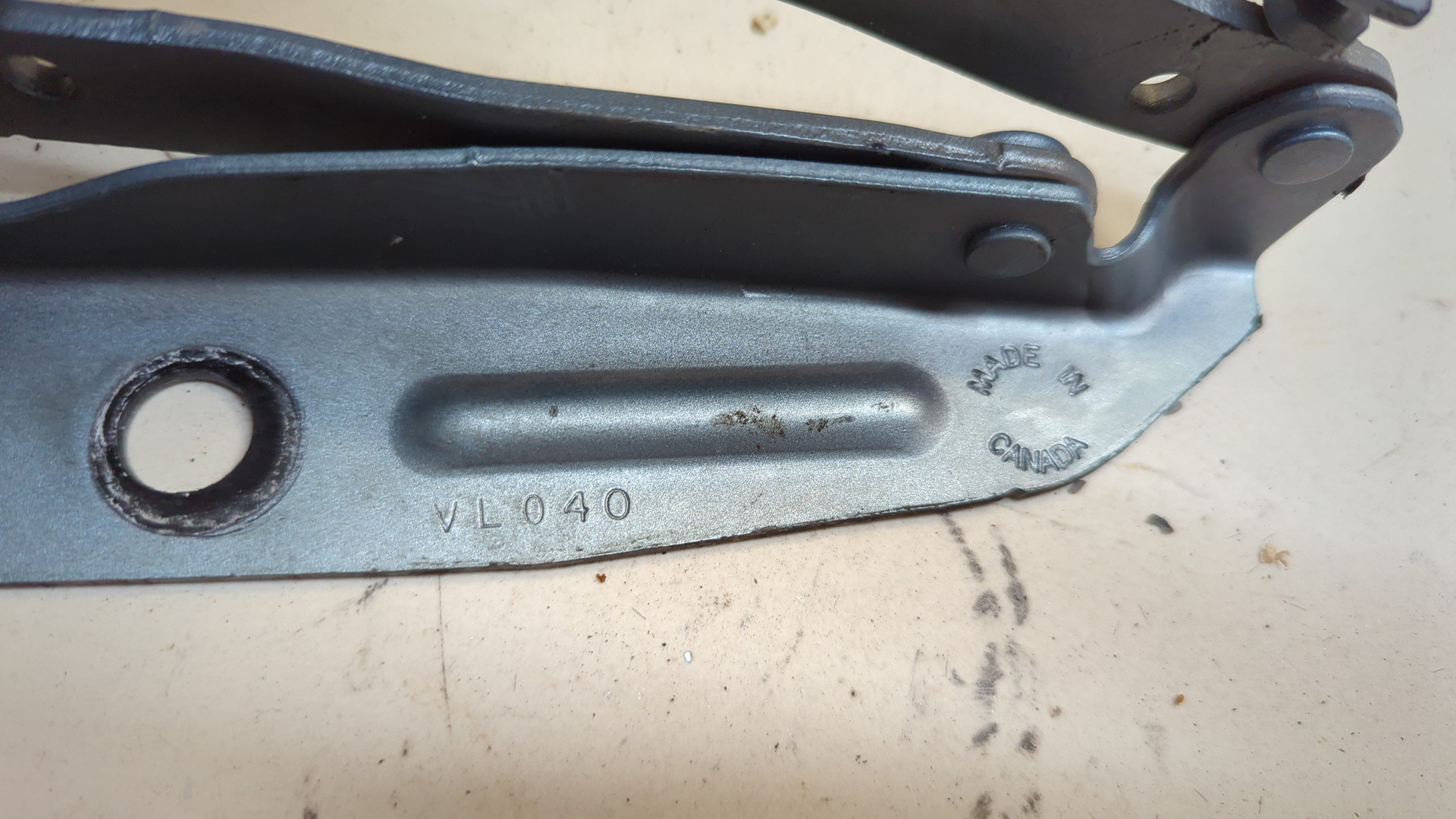 Петля капота левая