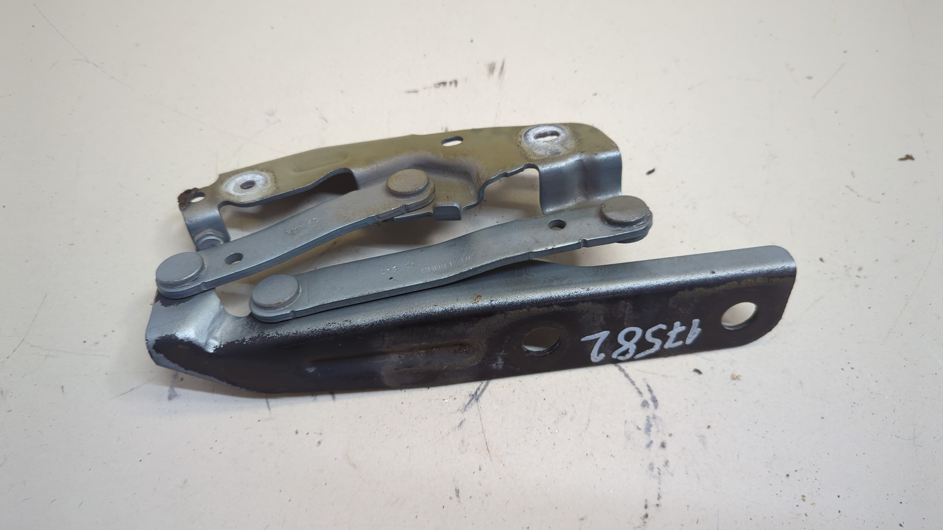 Петля капота левая