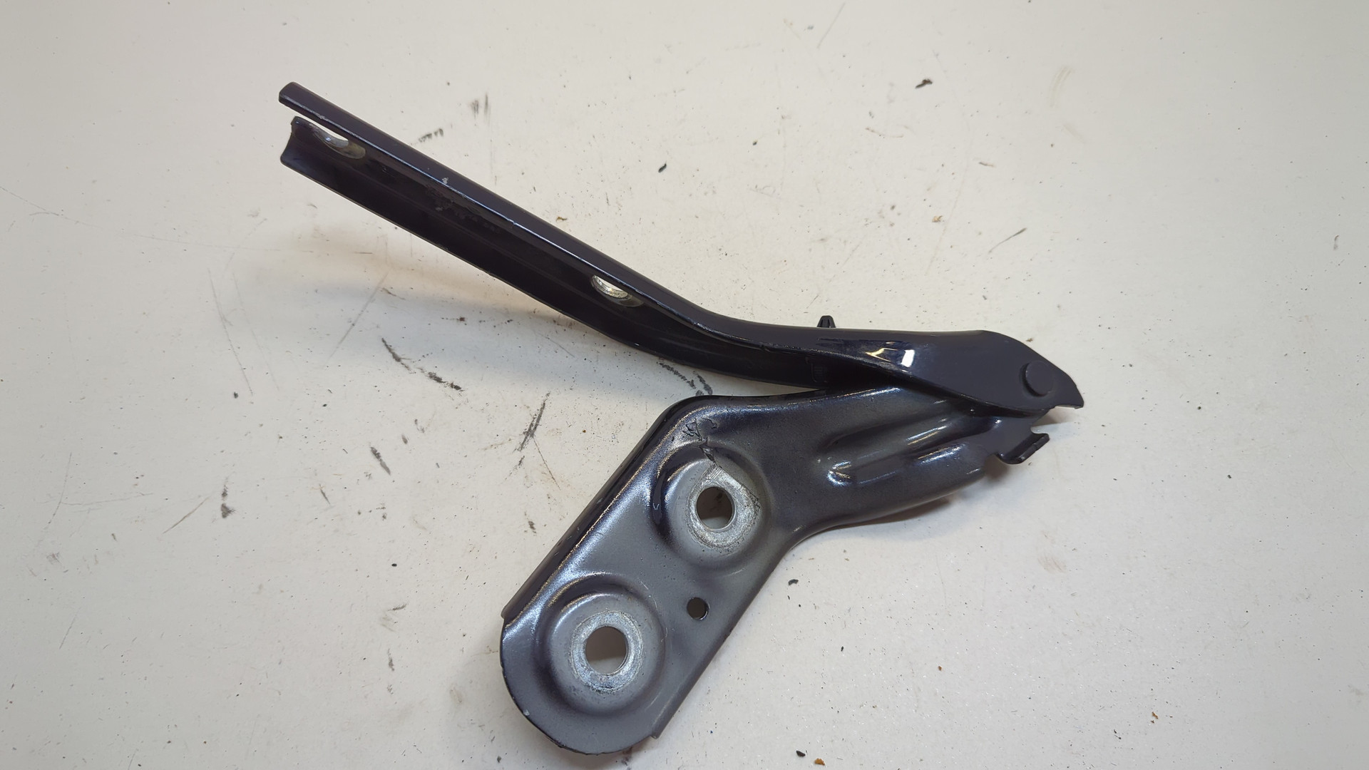 Петля капота левая