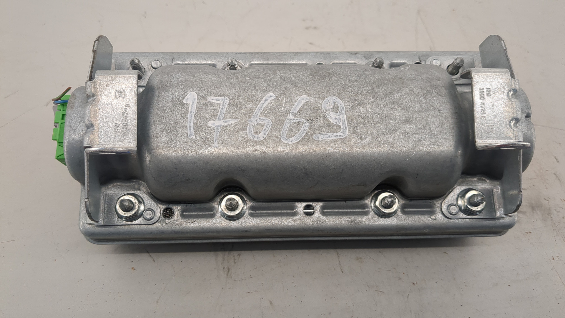 Подушка безопасности пассажирская (в торпедо)