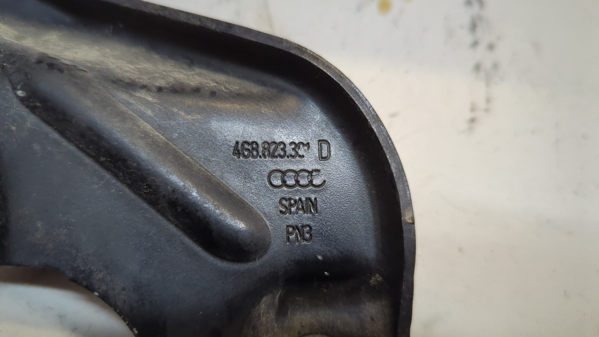 Петля капота левая