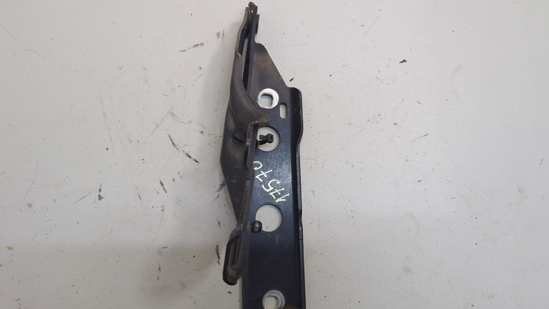 Петля капота левая