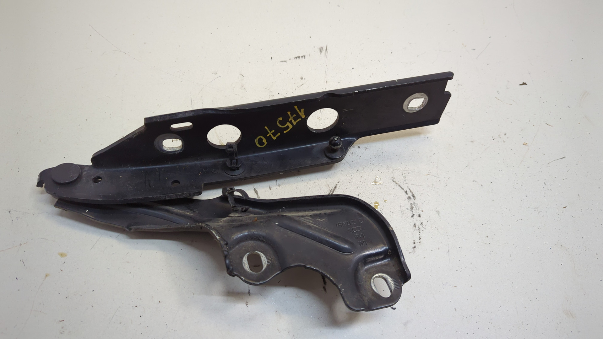 Петля капота левая