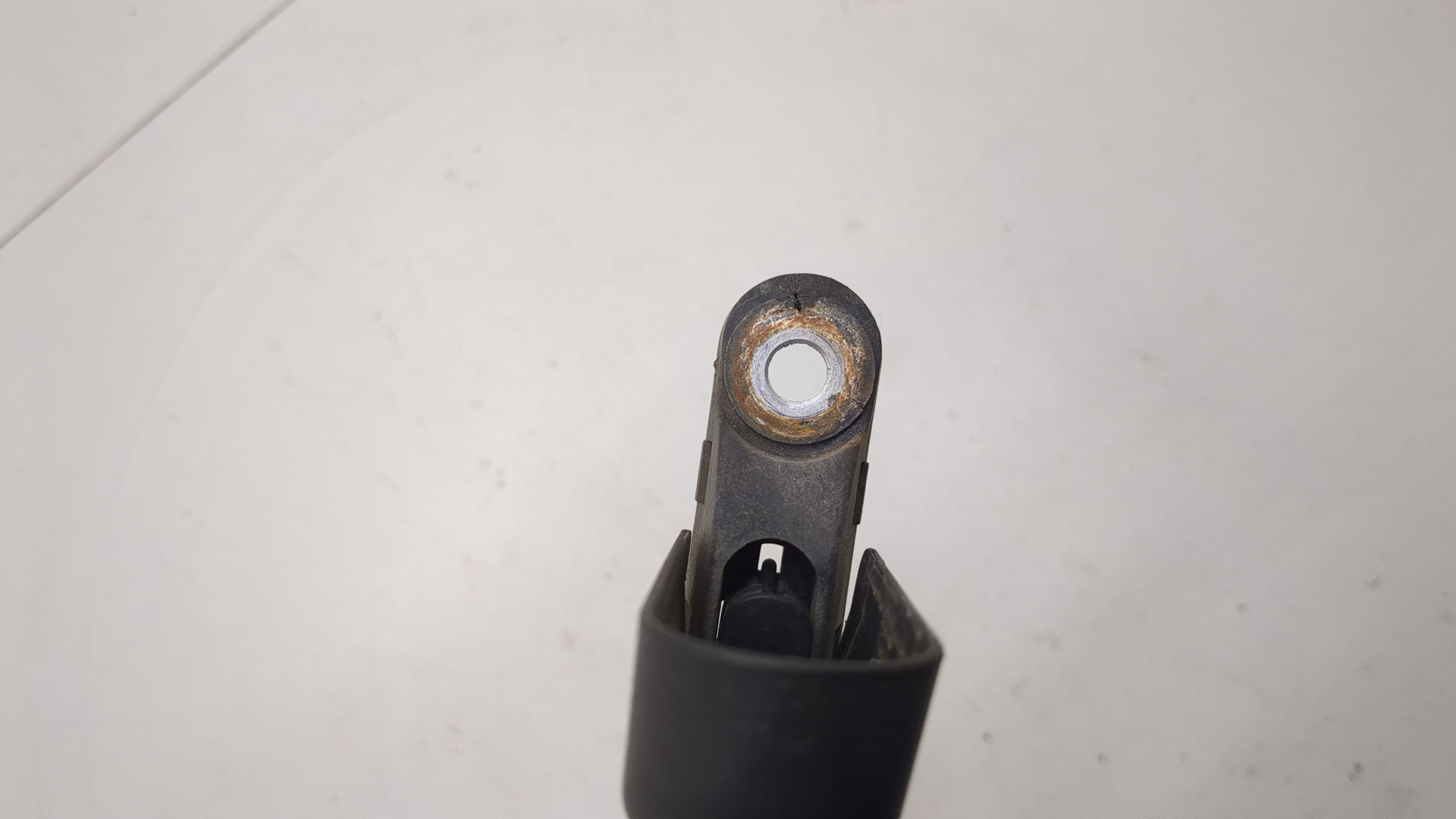 Поводок стеклоочистителя заднего