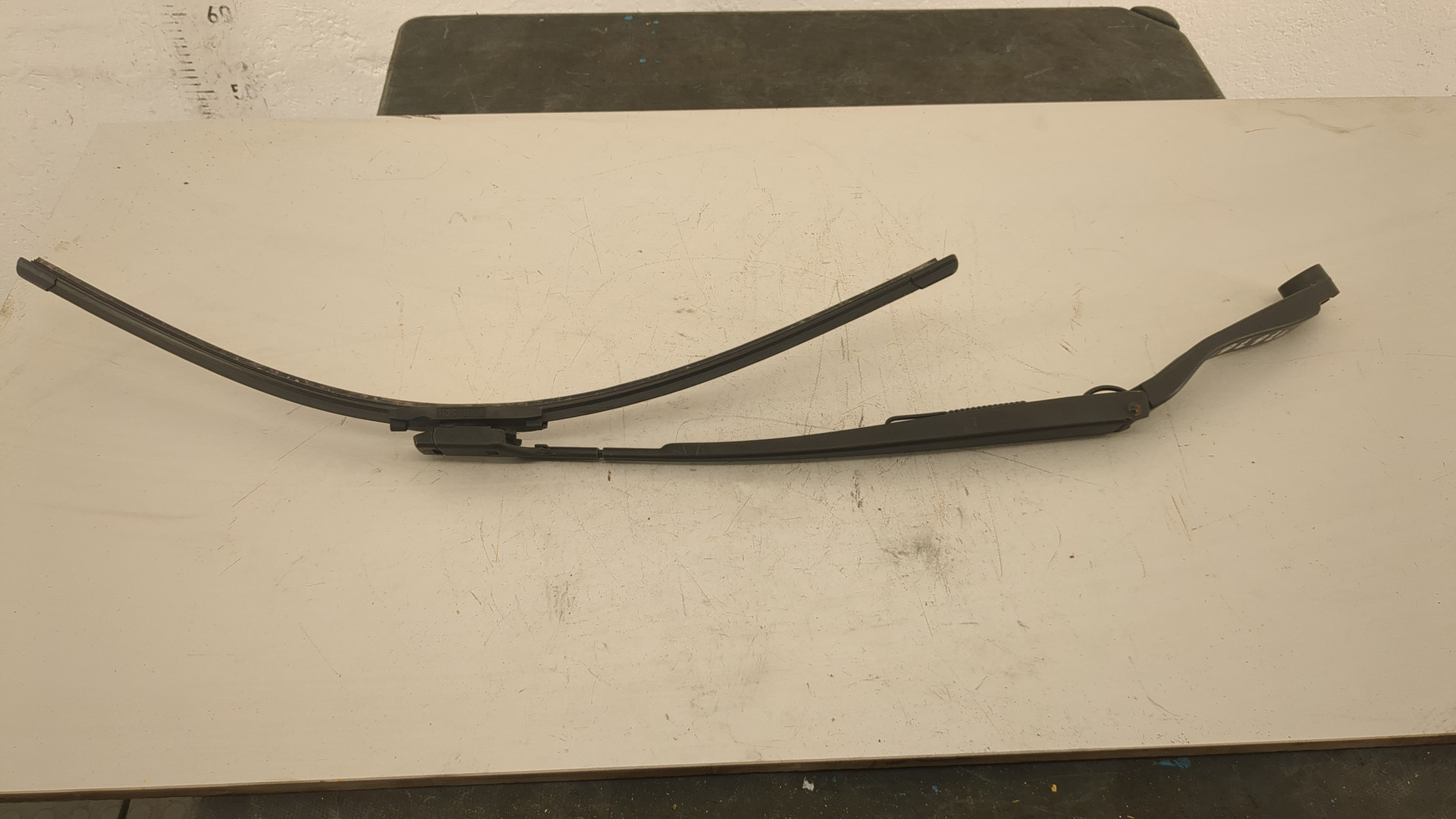 Поводок стеклоочистителя передний правый