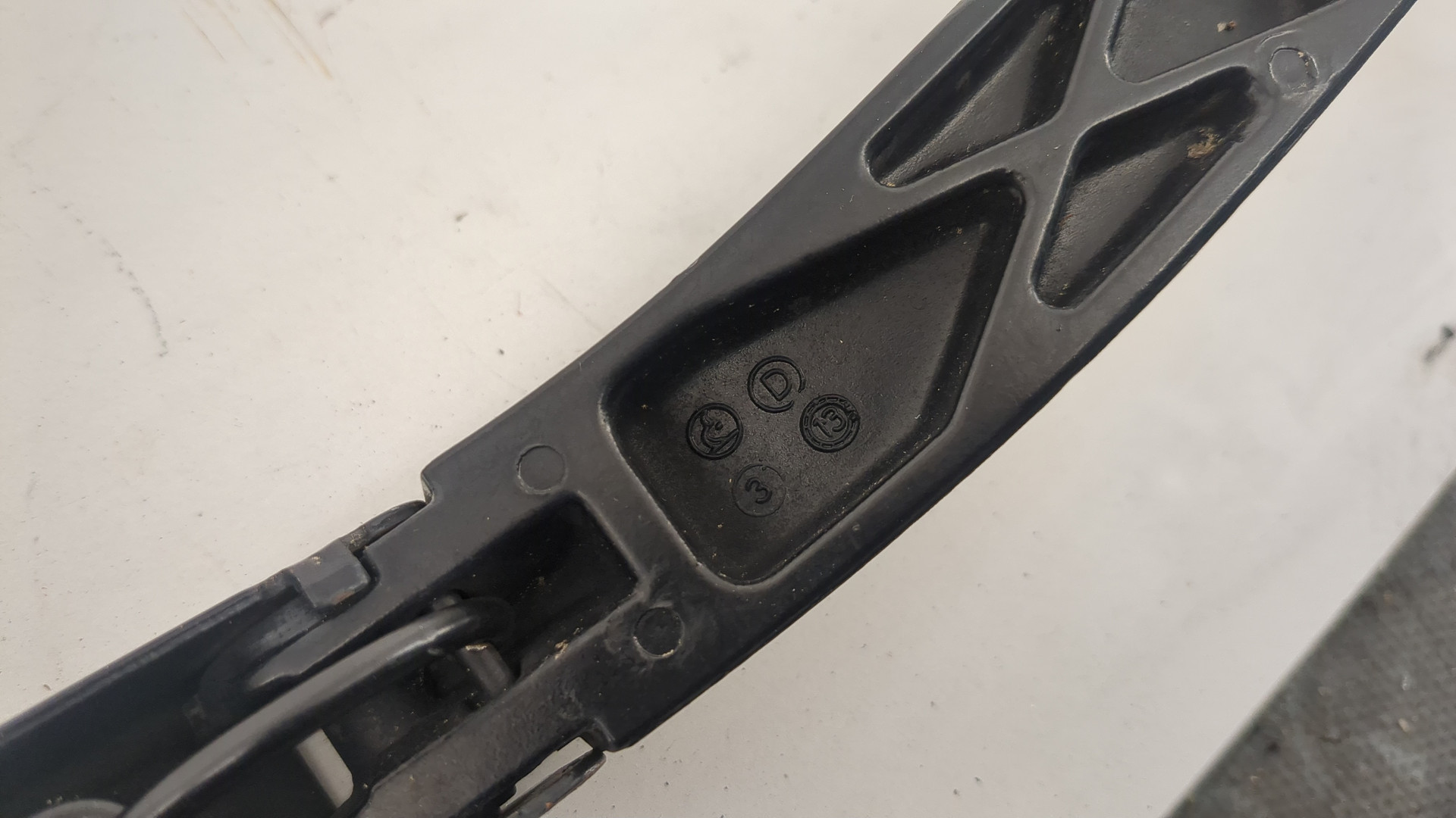 Поводок стеклоочистителя передний правый