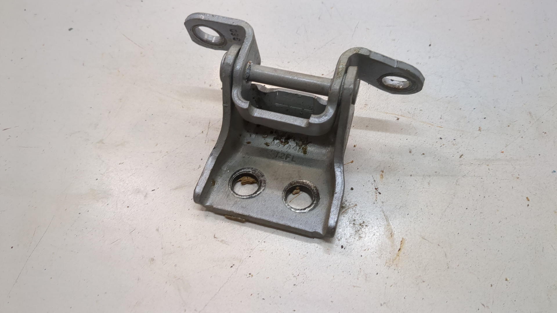 Петля двери