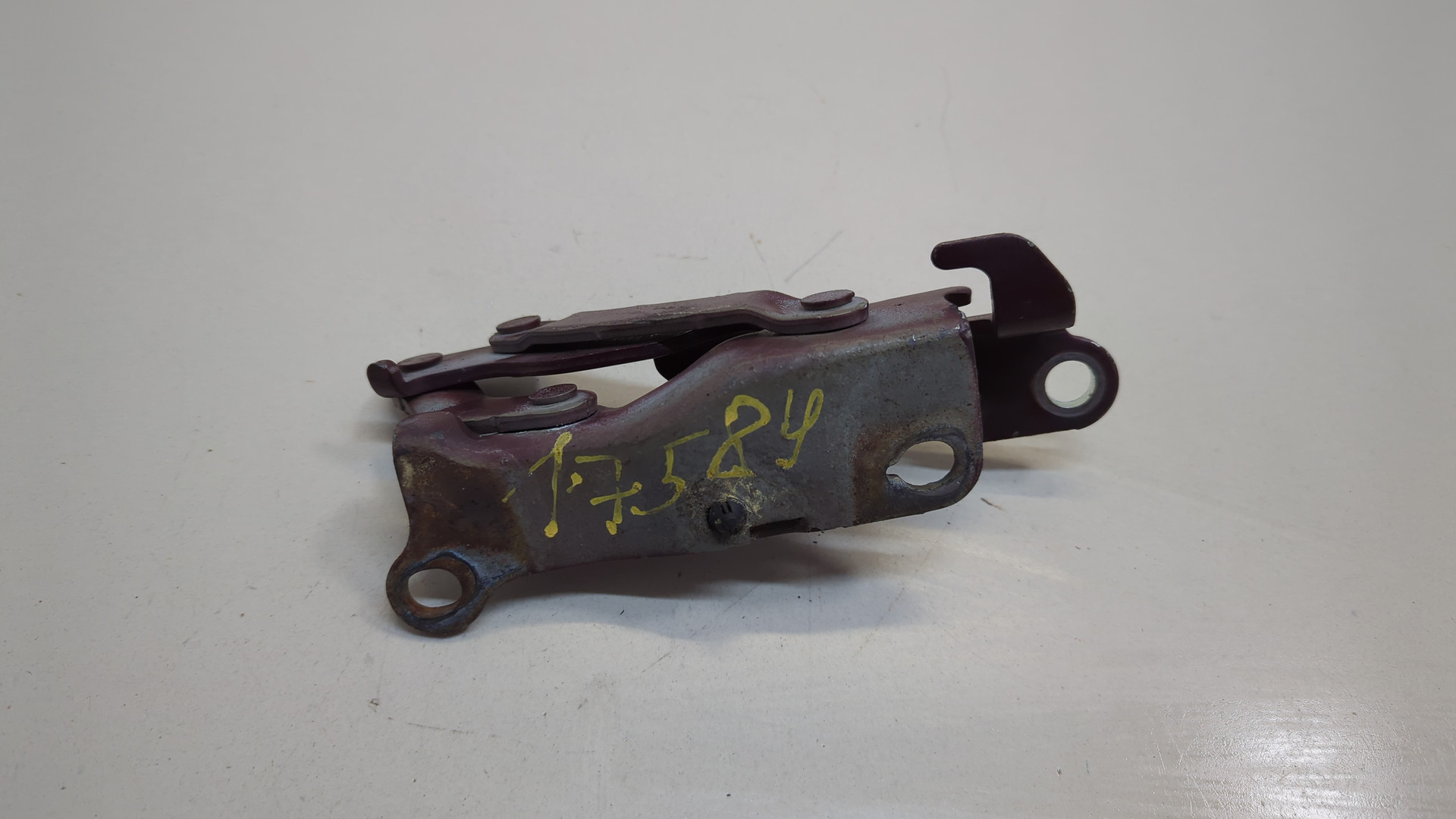 Петля капота правая