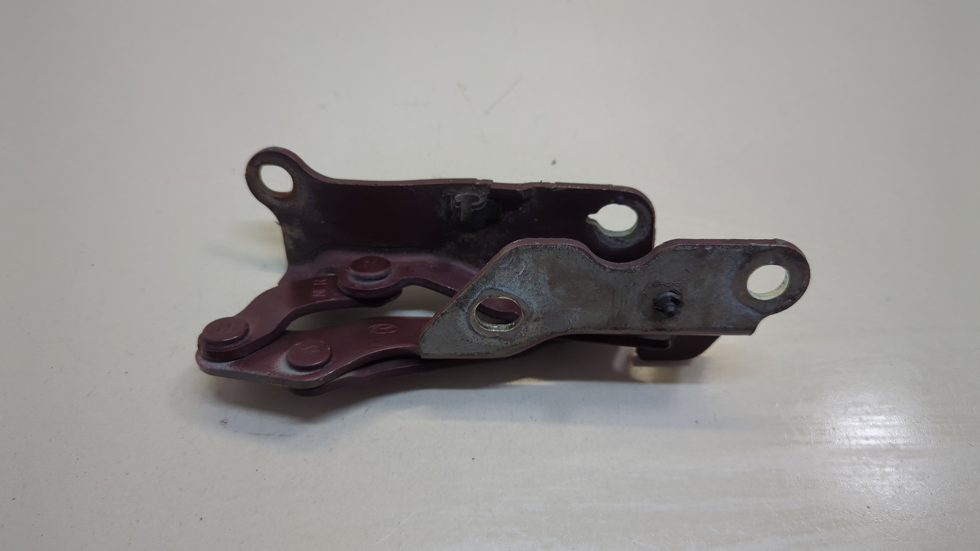 Петля капота правая