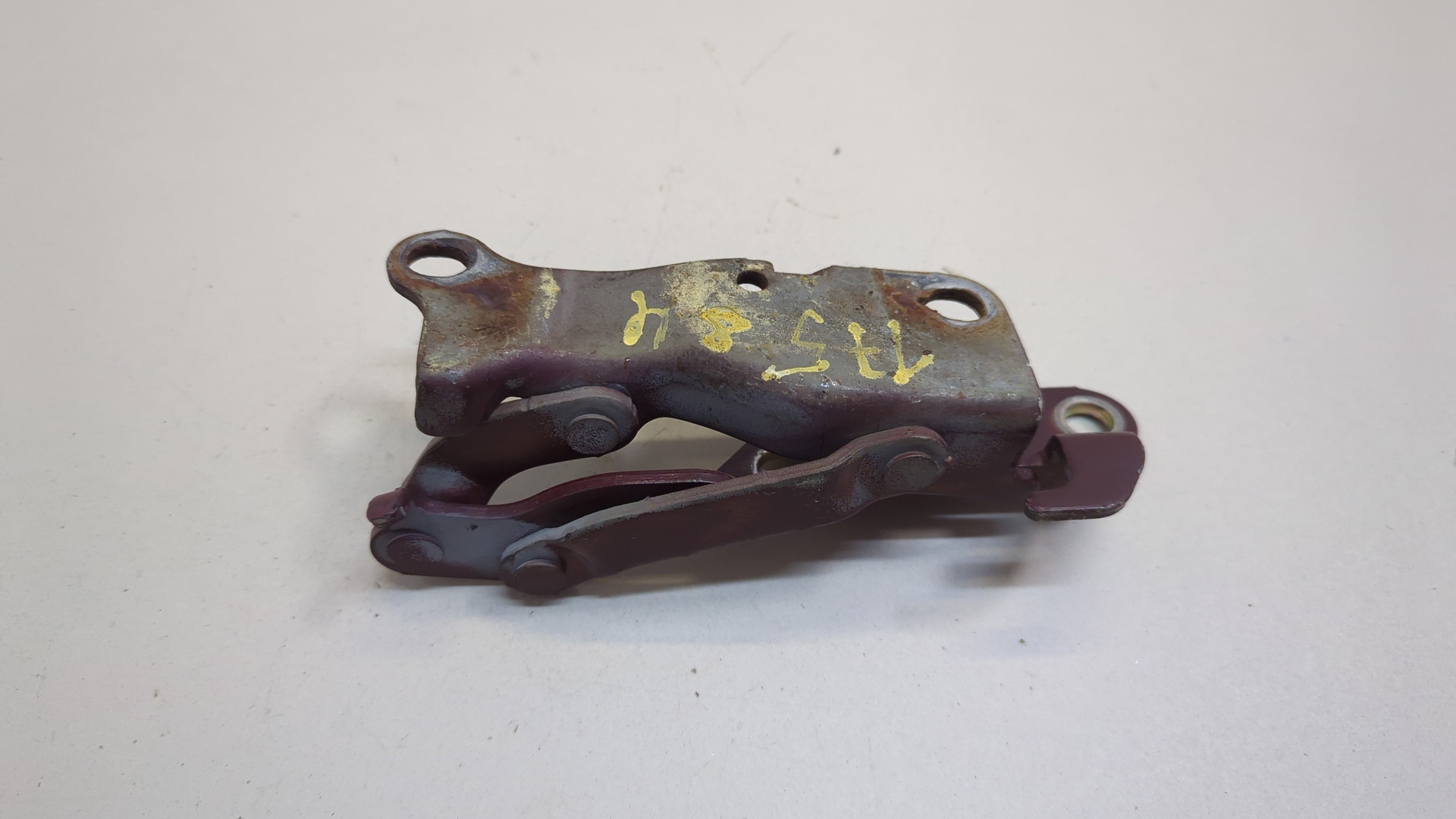 Петля капота левая