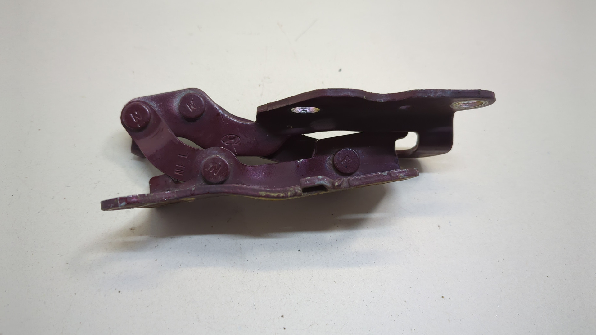 Петля капота левая