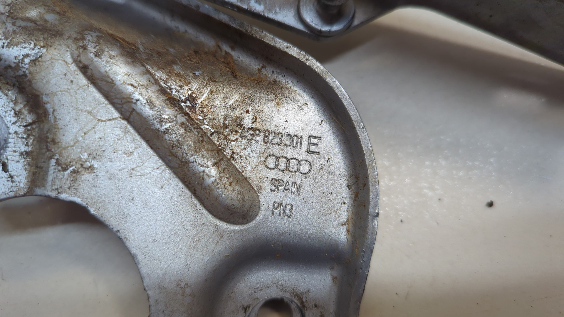 Петля капота левая