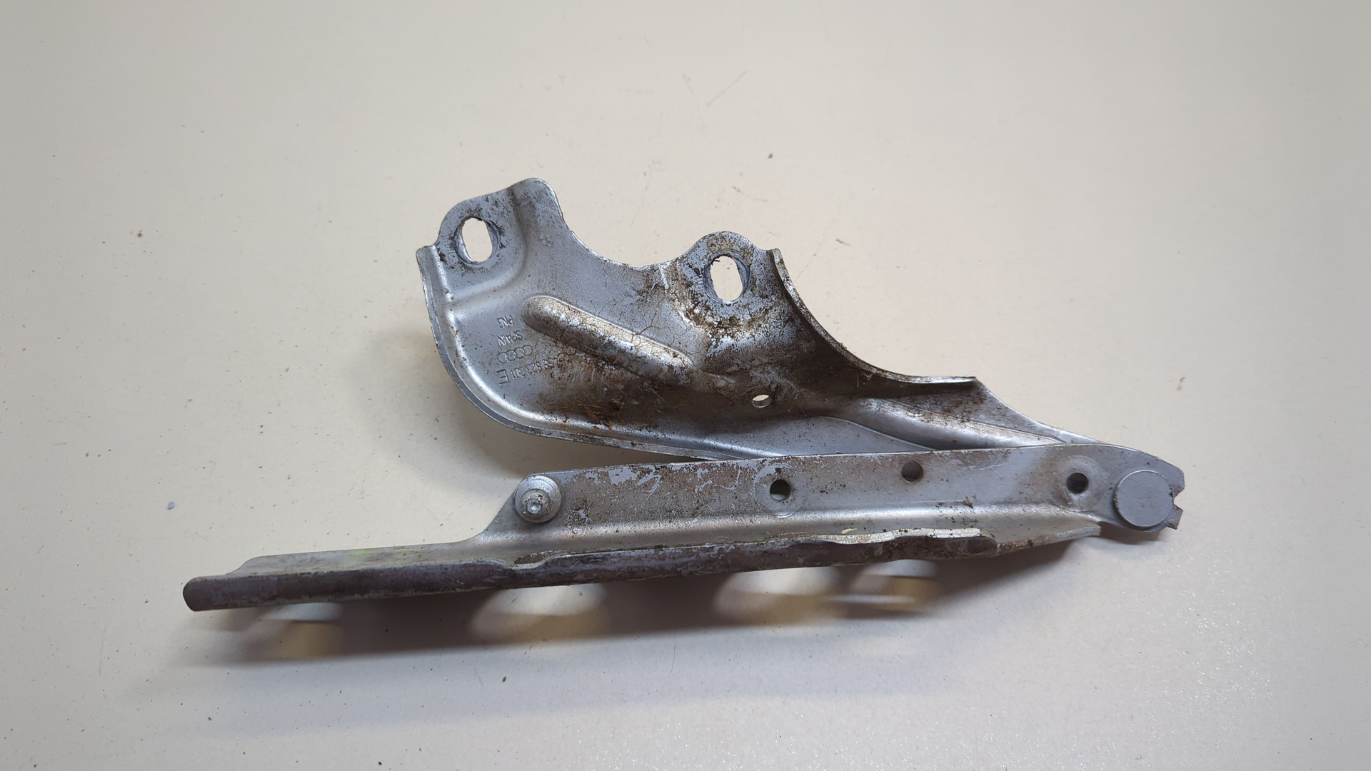 Петля капота левая