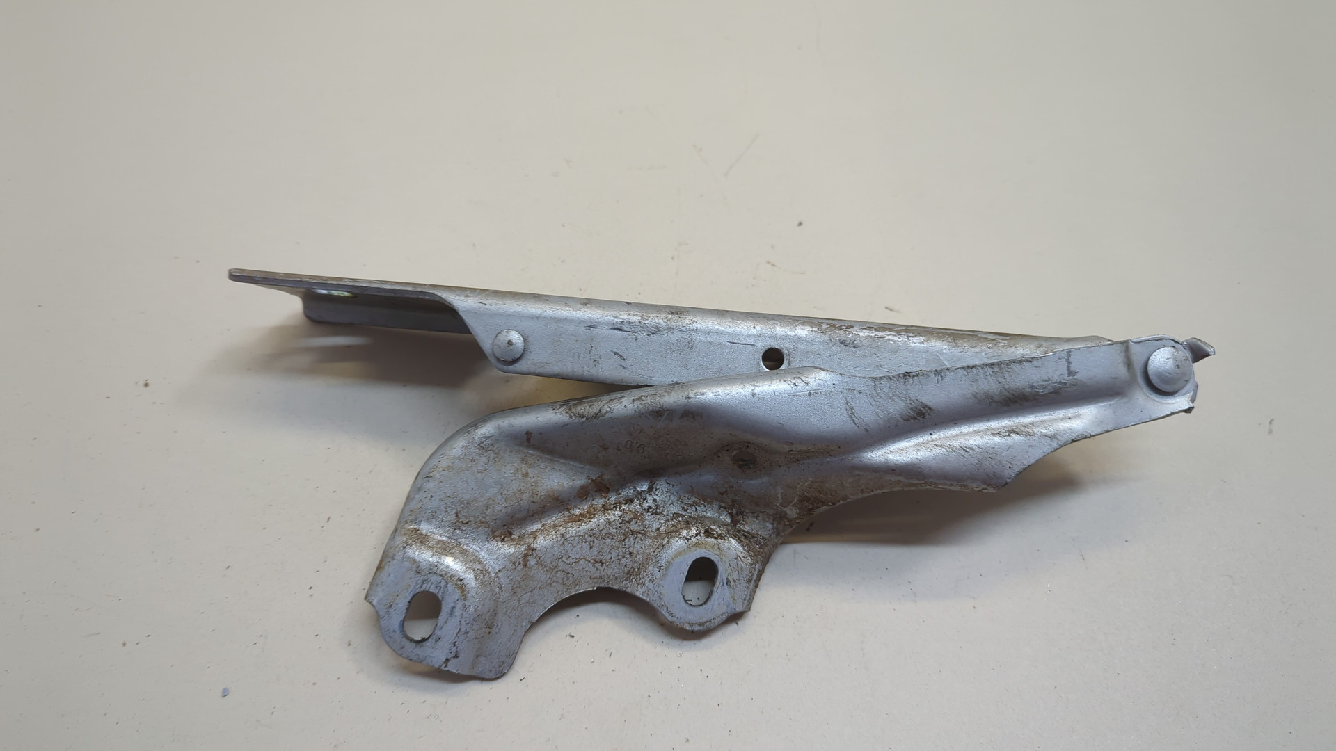 Петля капота левая