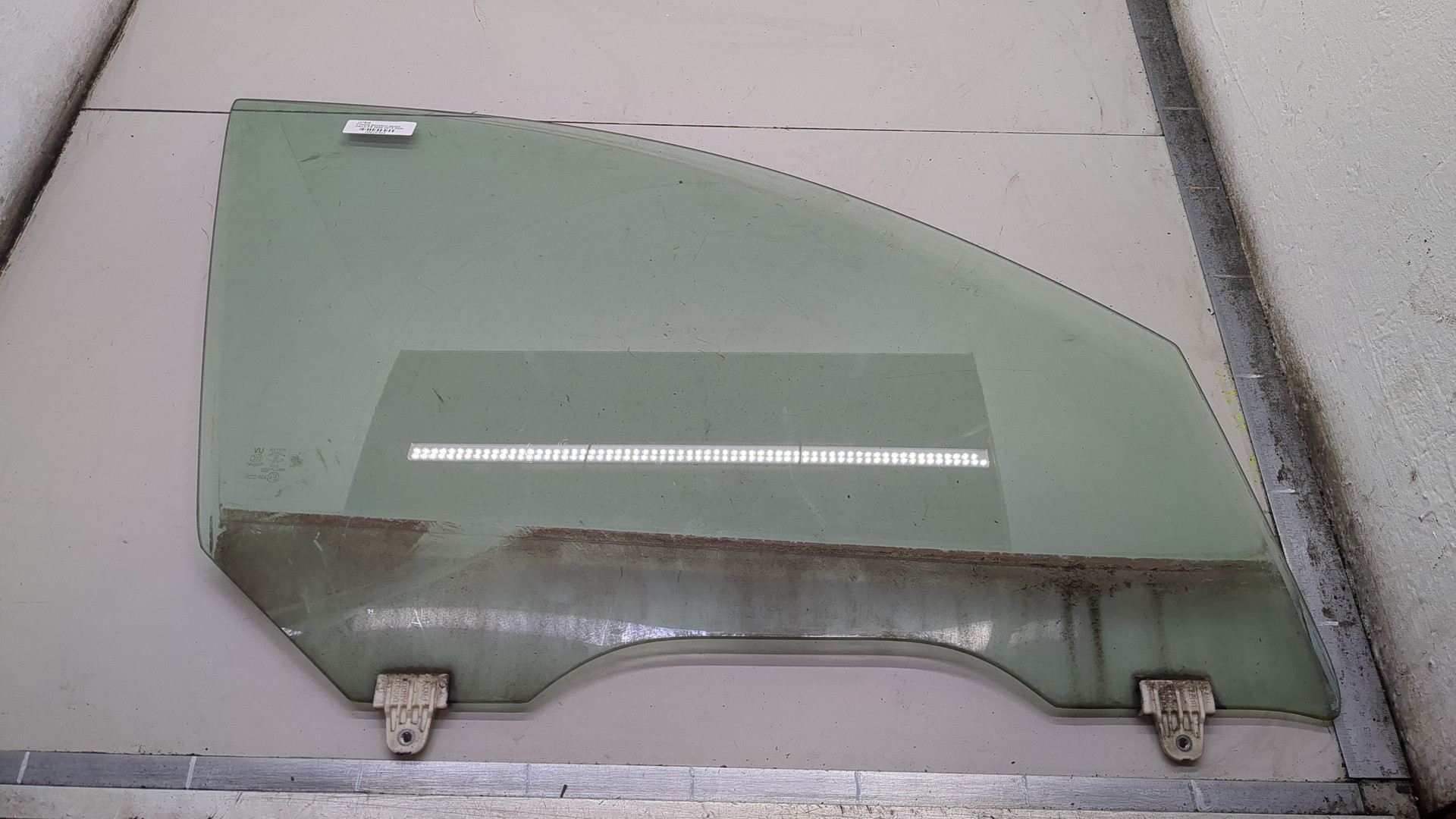 Стекло двери передней правой