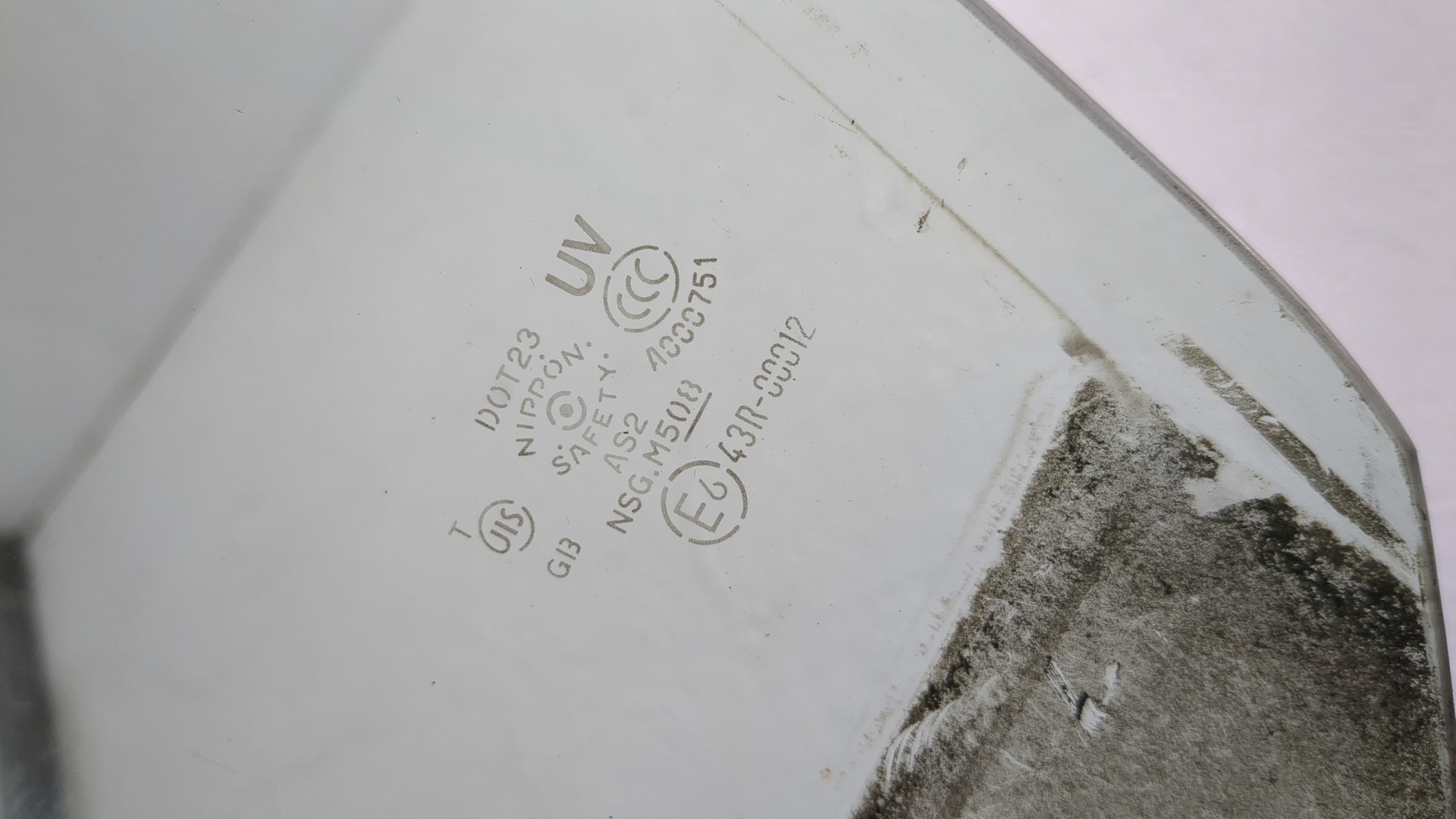 Стекло двери передней правой