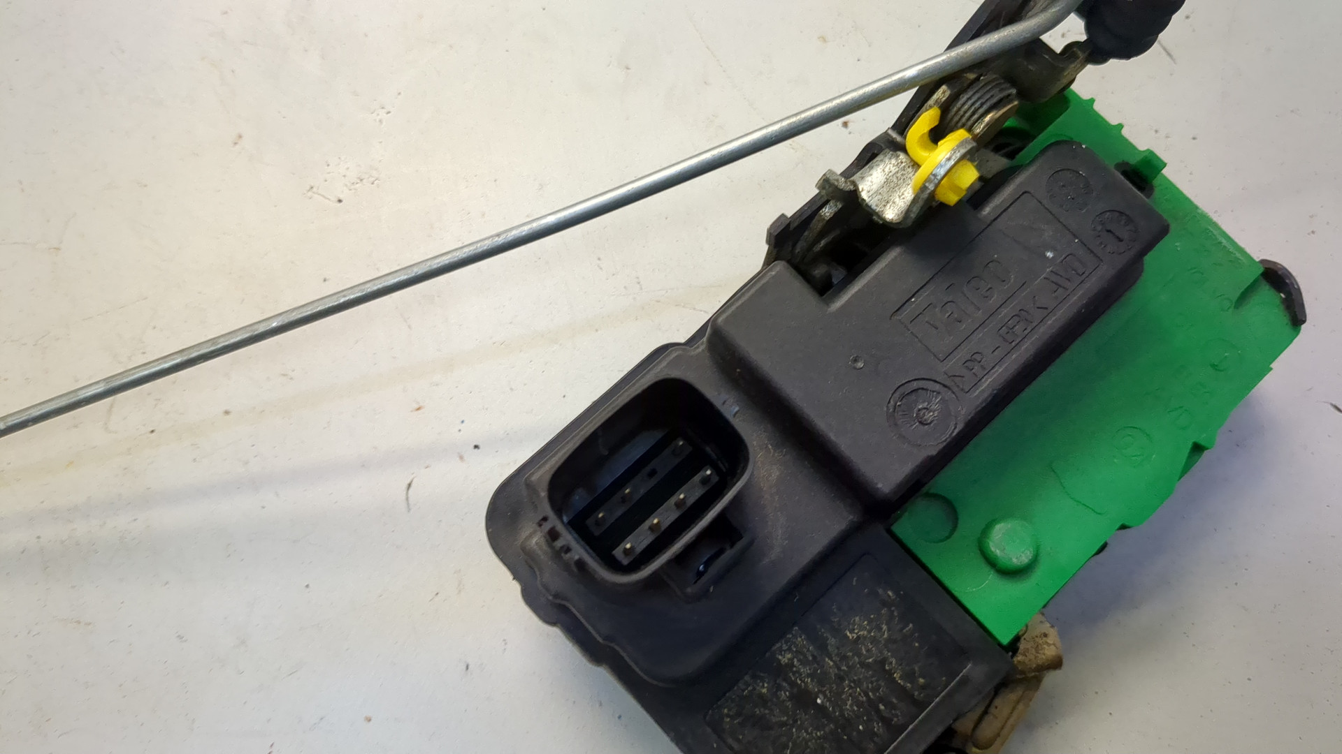 Замок двери передней правой