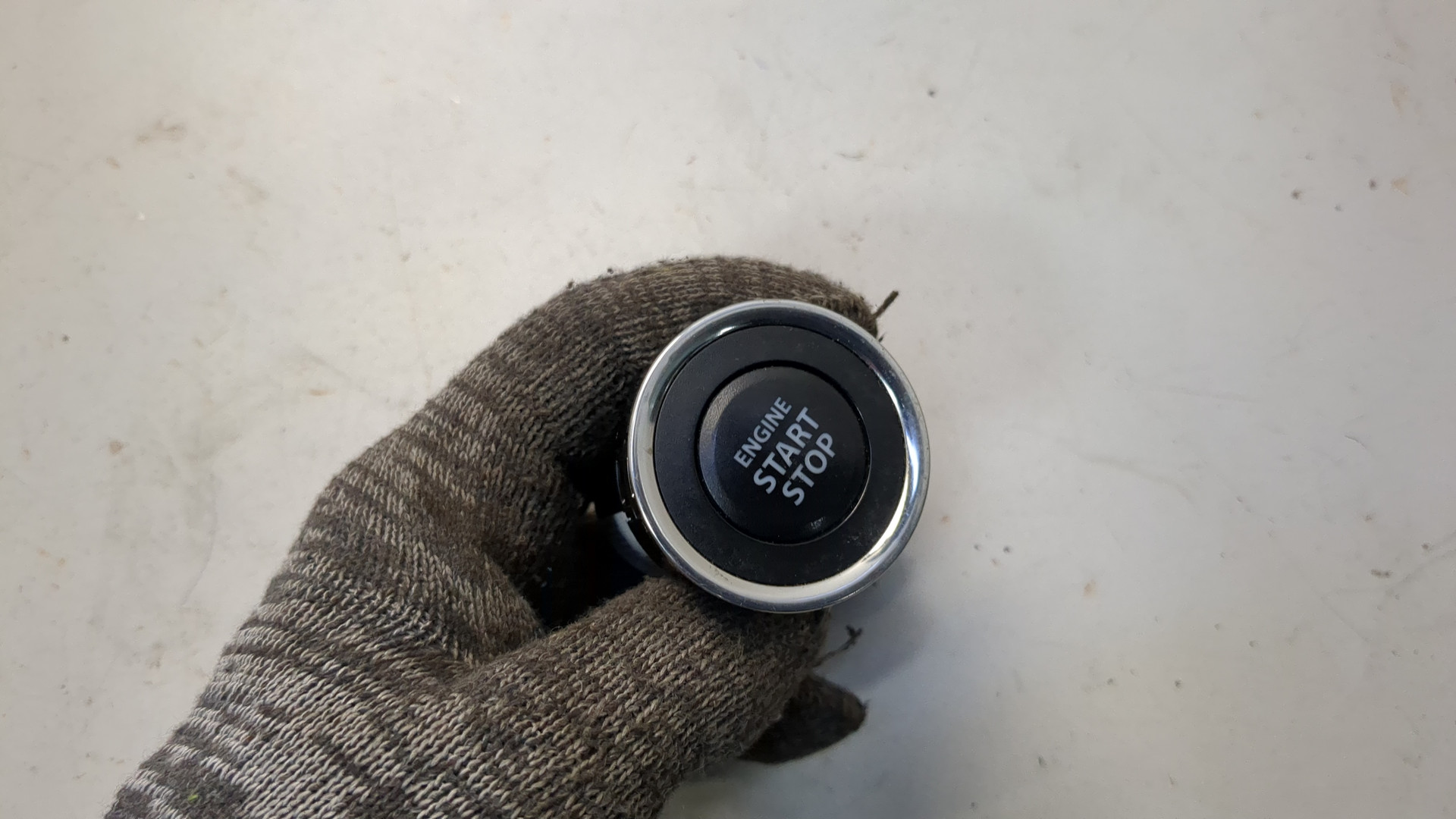 Кнопка запуска двигателя