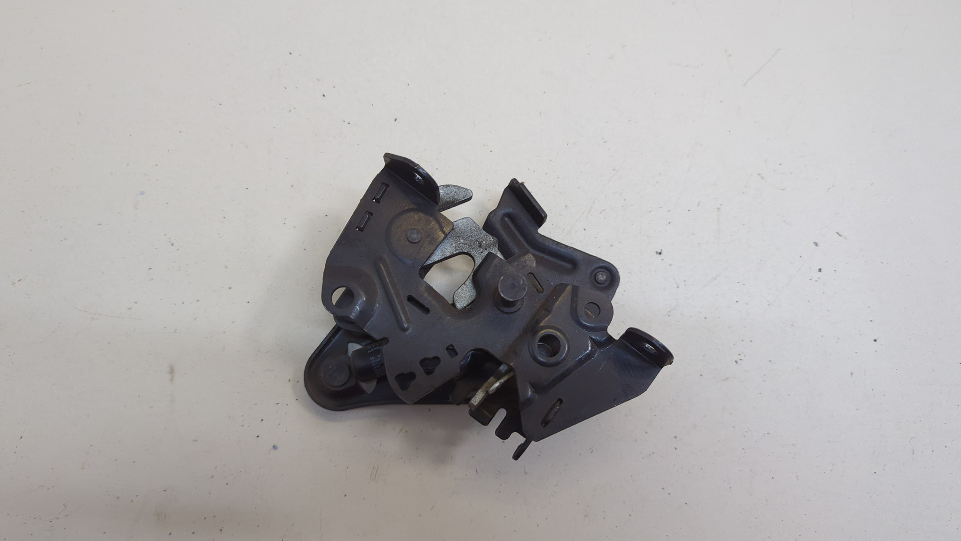 Замок капота