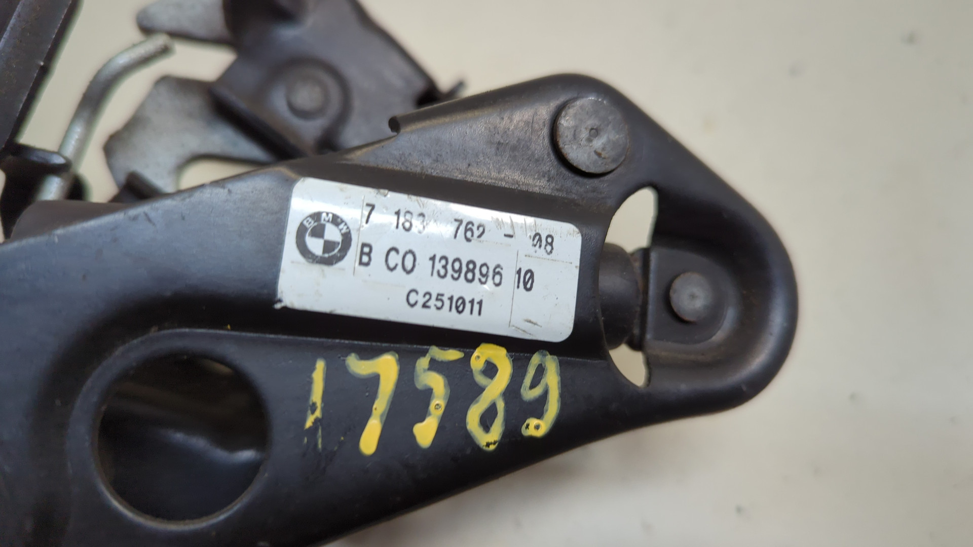 Замок капота